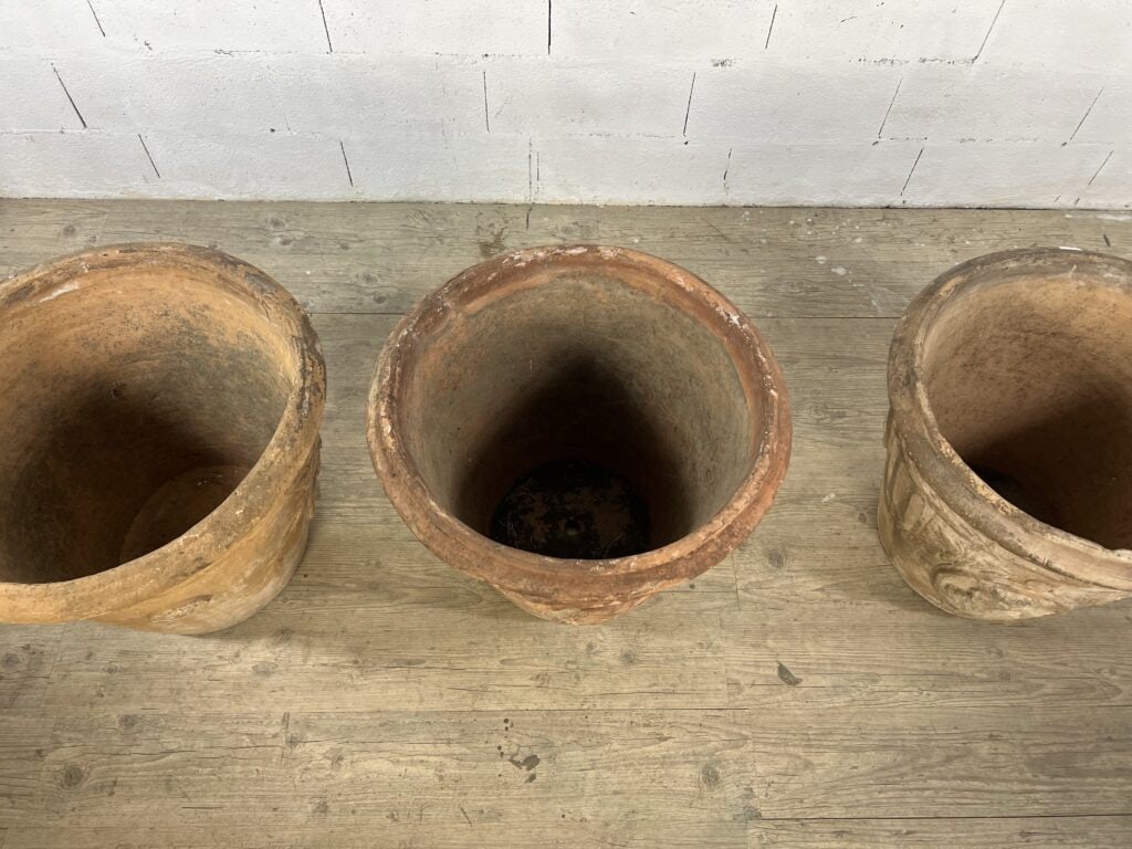 Suite de trois grands vases en terracotta patinée à décor de médaillons classiques de style XVIIIe
