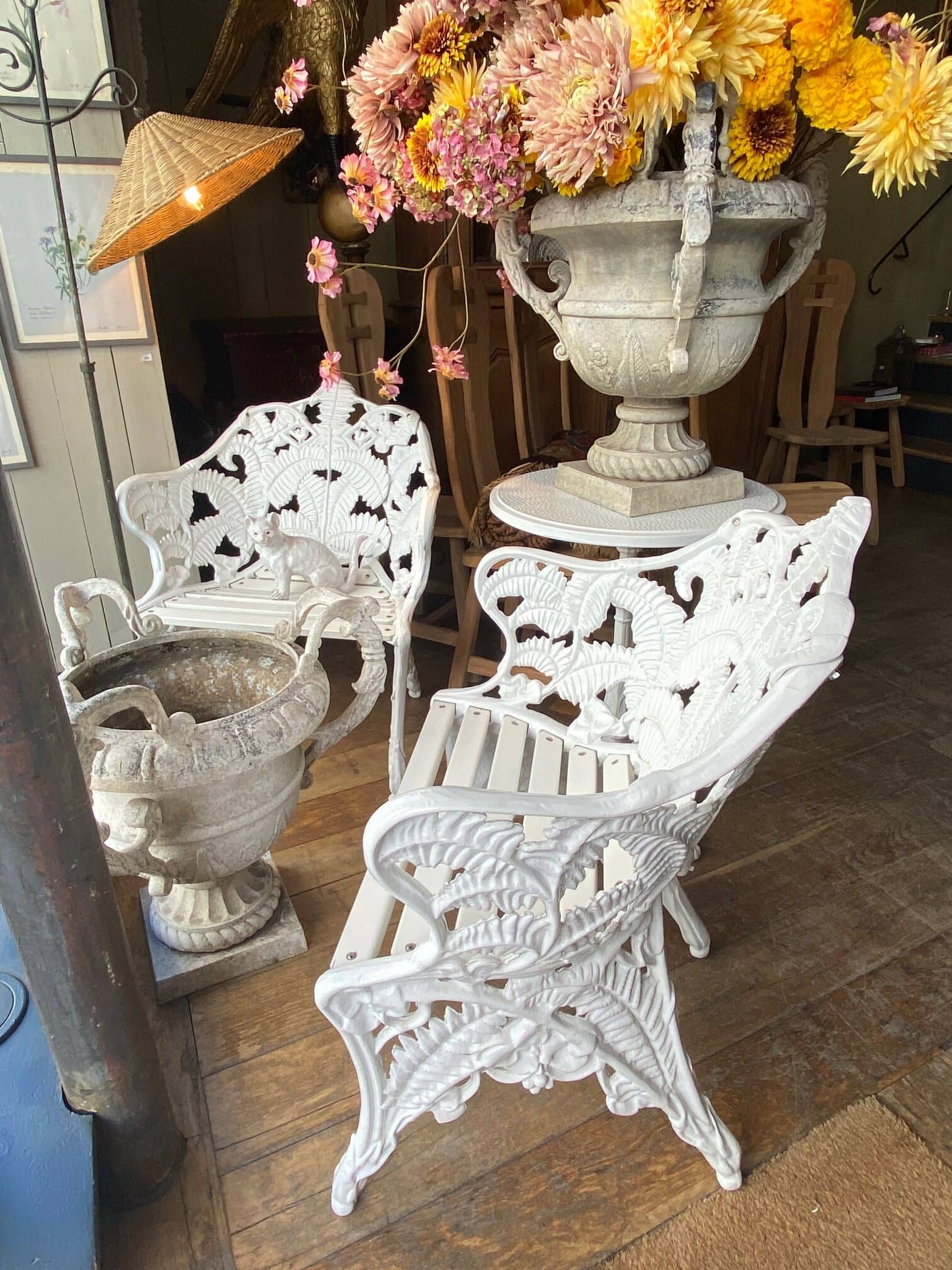 Ensemble de jardin “Fougères” 2 fauteuils+1 guéridon laqué blanc ca.1900