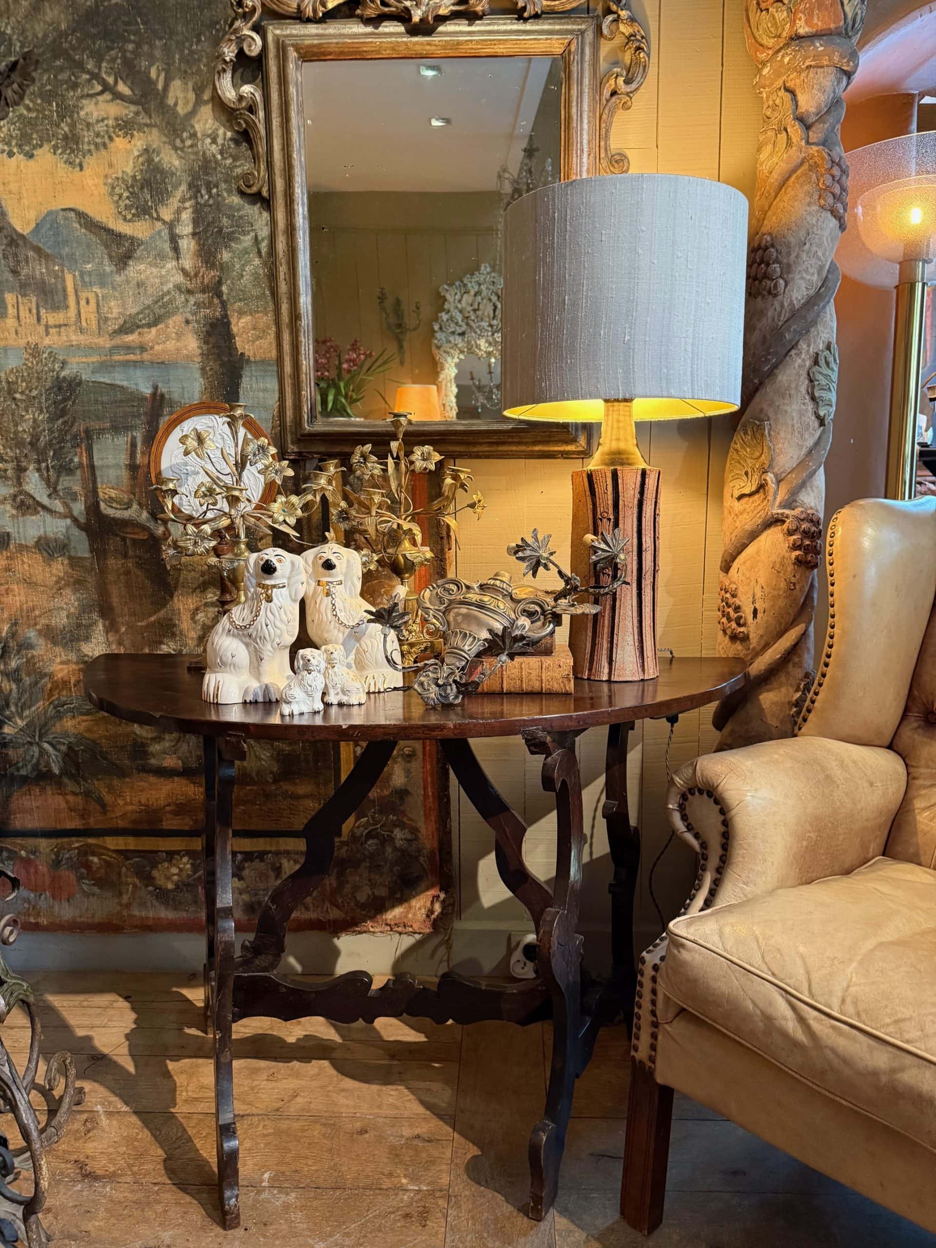 Paire de consoles demi-lunes en noyer ciré – Italie XIXe