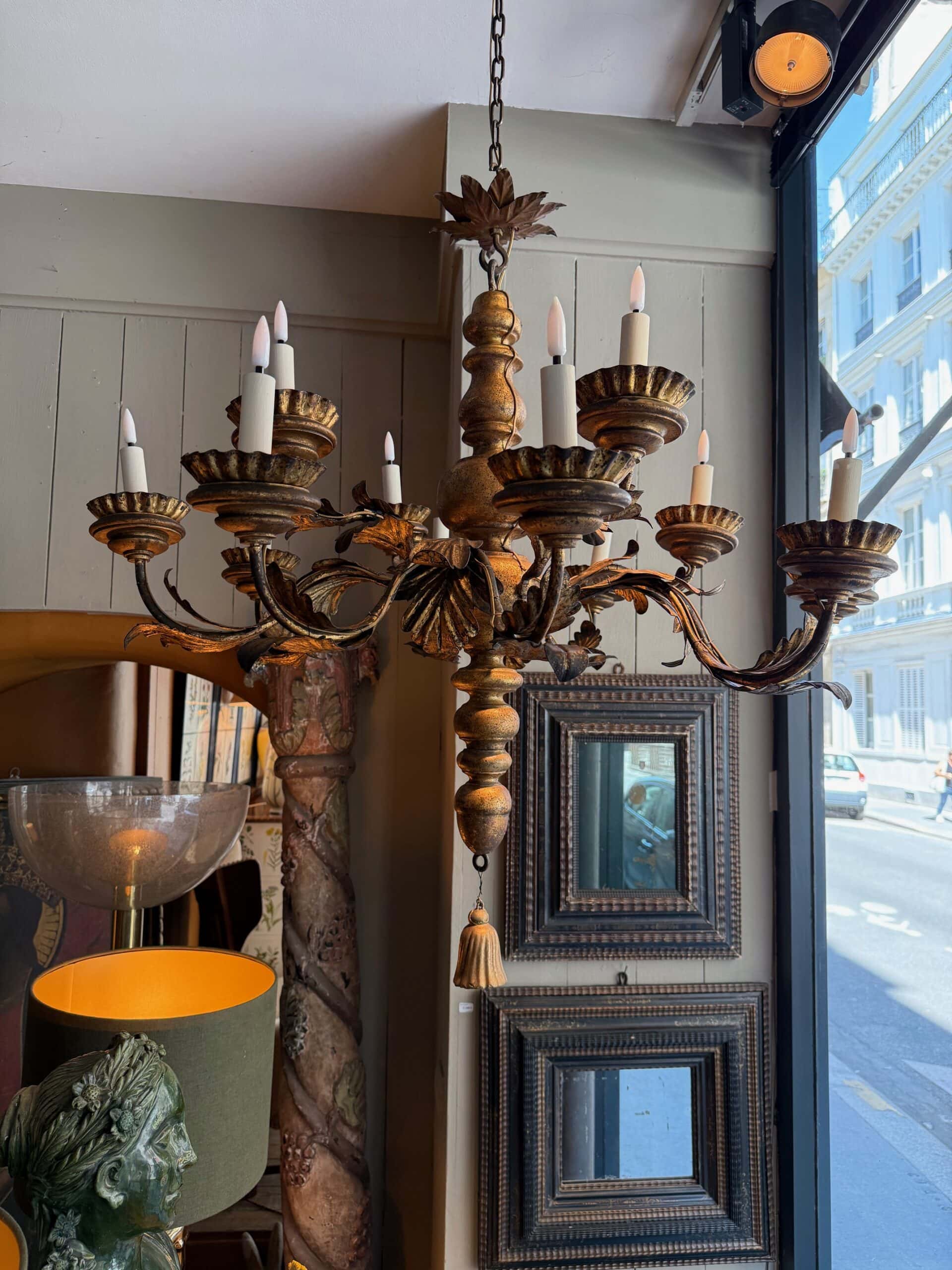 Grand lustre baroque en bois doré et feuille d’acanthes en tôle bronze – Italie XIXe