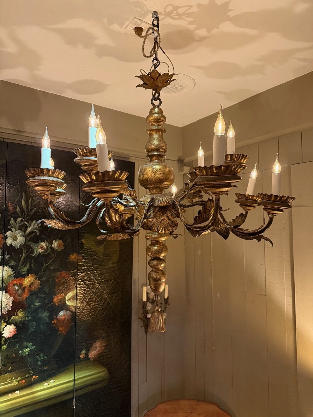 Grand lustre baroque en bois doré et feuille d’acanthes en tôle bronze – Italie XIXe