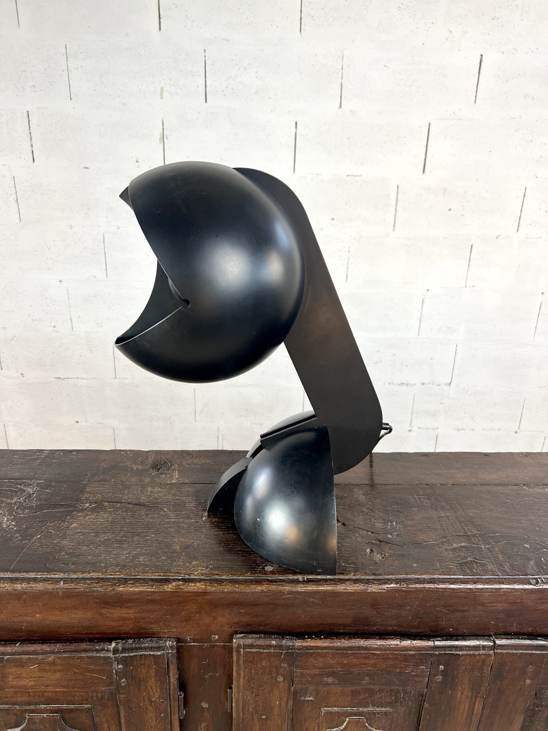 LAMPE DE TABLE SCULPTURALE EN MÉTAL NOIR ATTRIBUÉE À GAE AULENTI – ITALIE CA. 1970