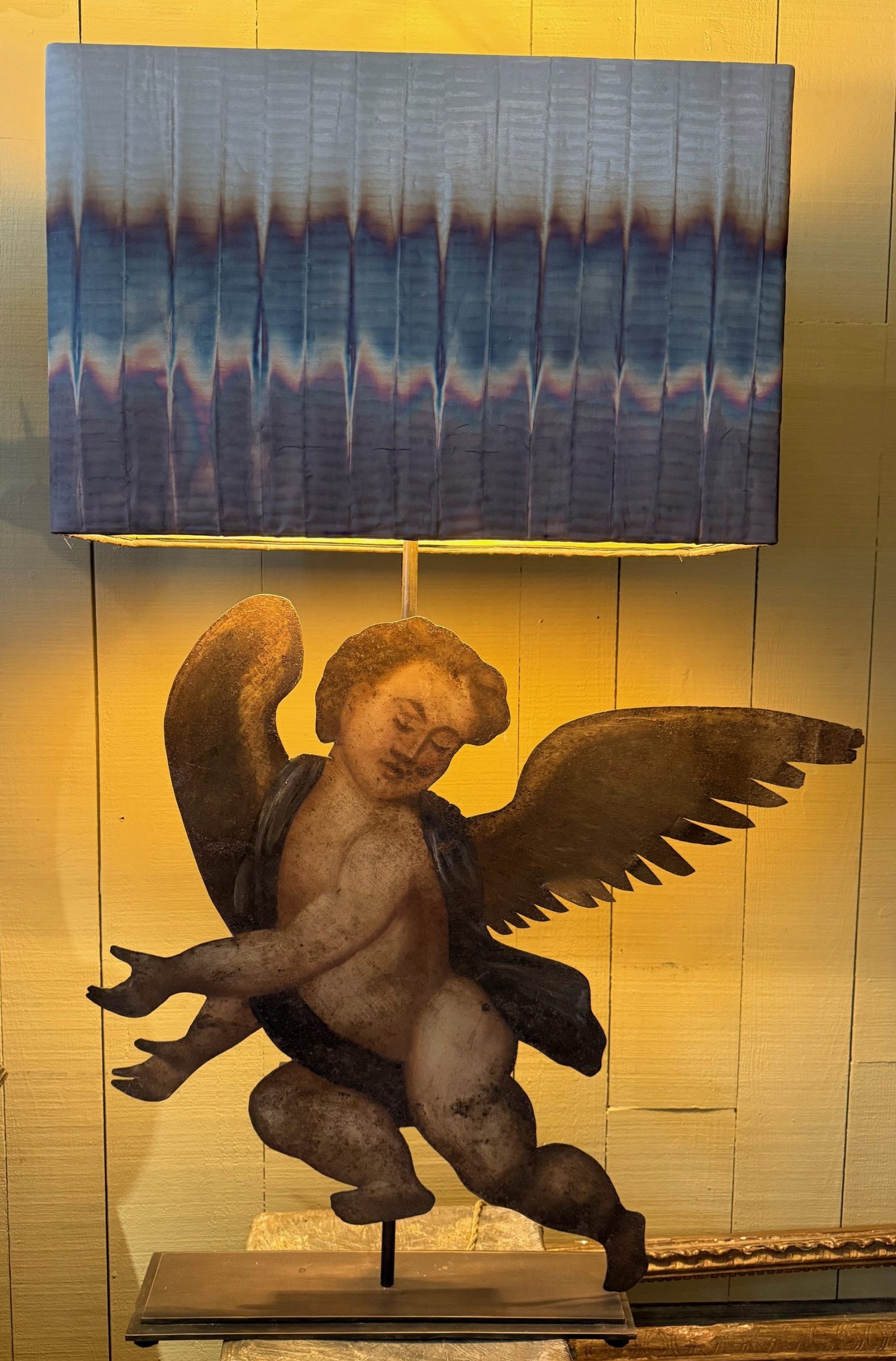 Paire de lampes “Angelots d’applique” montés sur socle & A/J tissu en fil de cuivre oxydé