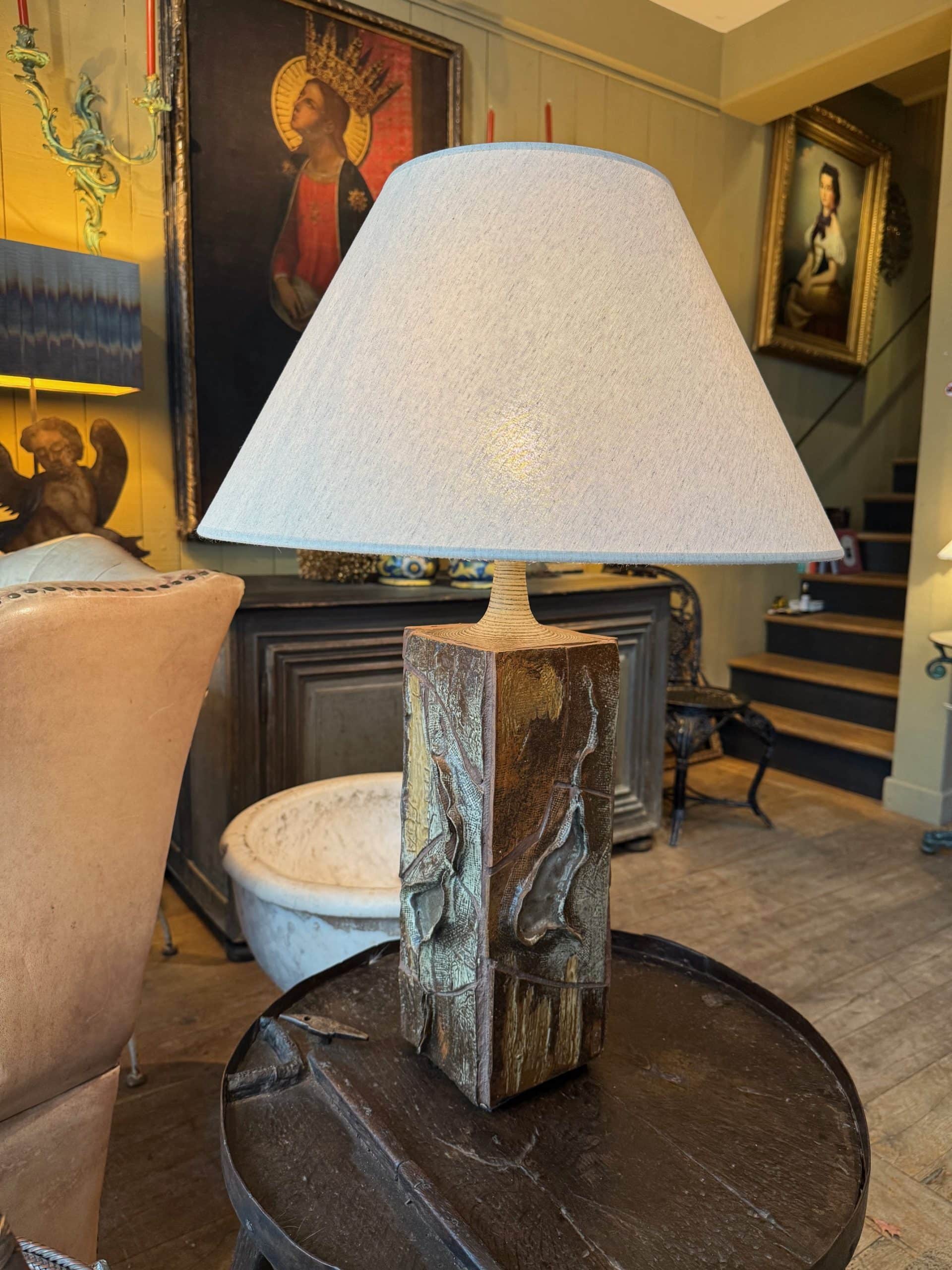 Grande lampe Danoise – grés sculpté en relief – Style brutaliste ca.1960