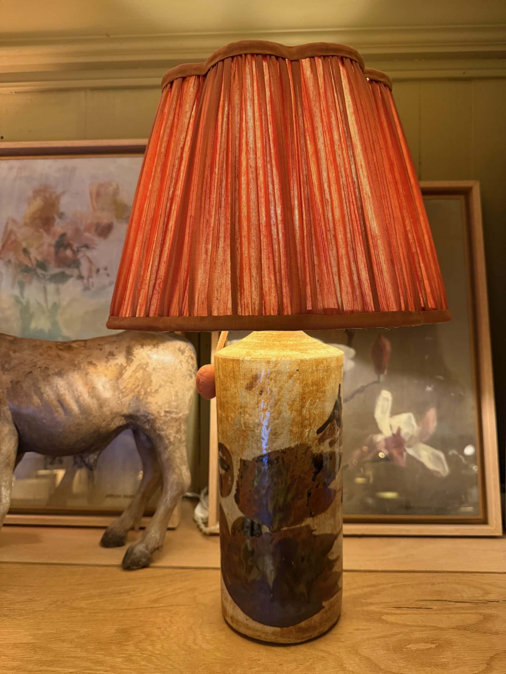 Lampe en grés motifs feuilles signée par Conny Walther – Danemark ca.1960