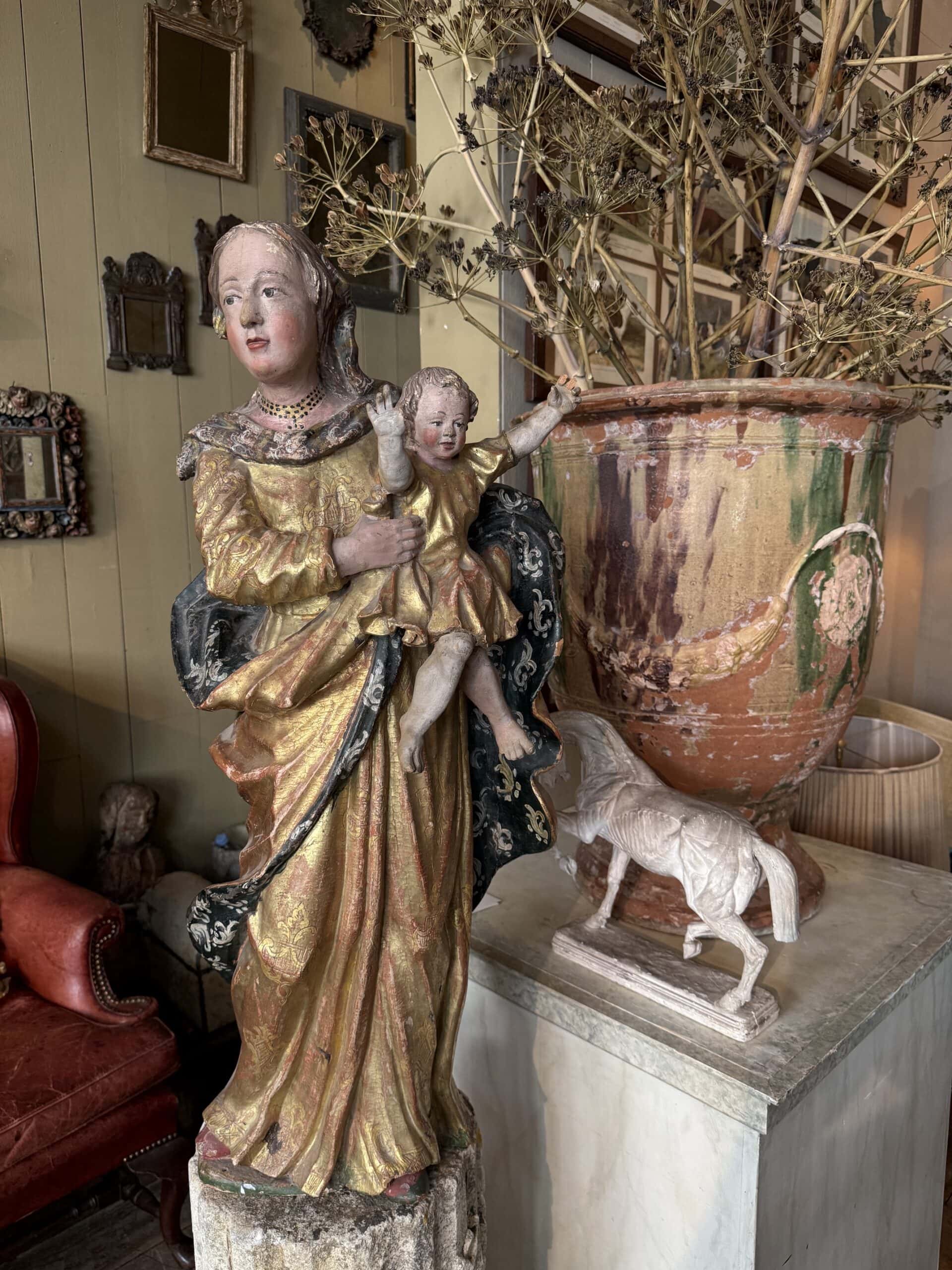 Statue de la Madone à l’enfant en bois sculpté polychrome & doré – Espagne, baroque tardif XVIIIe