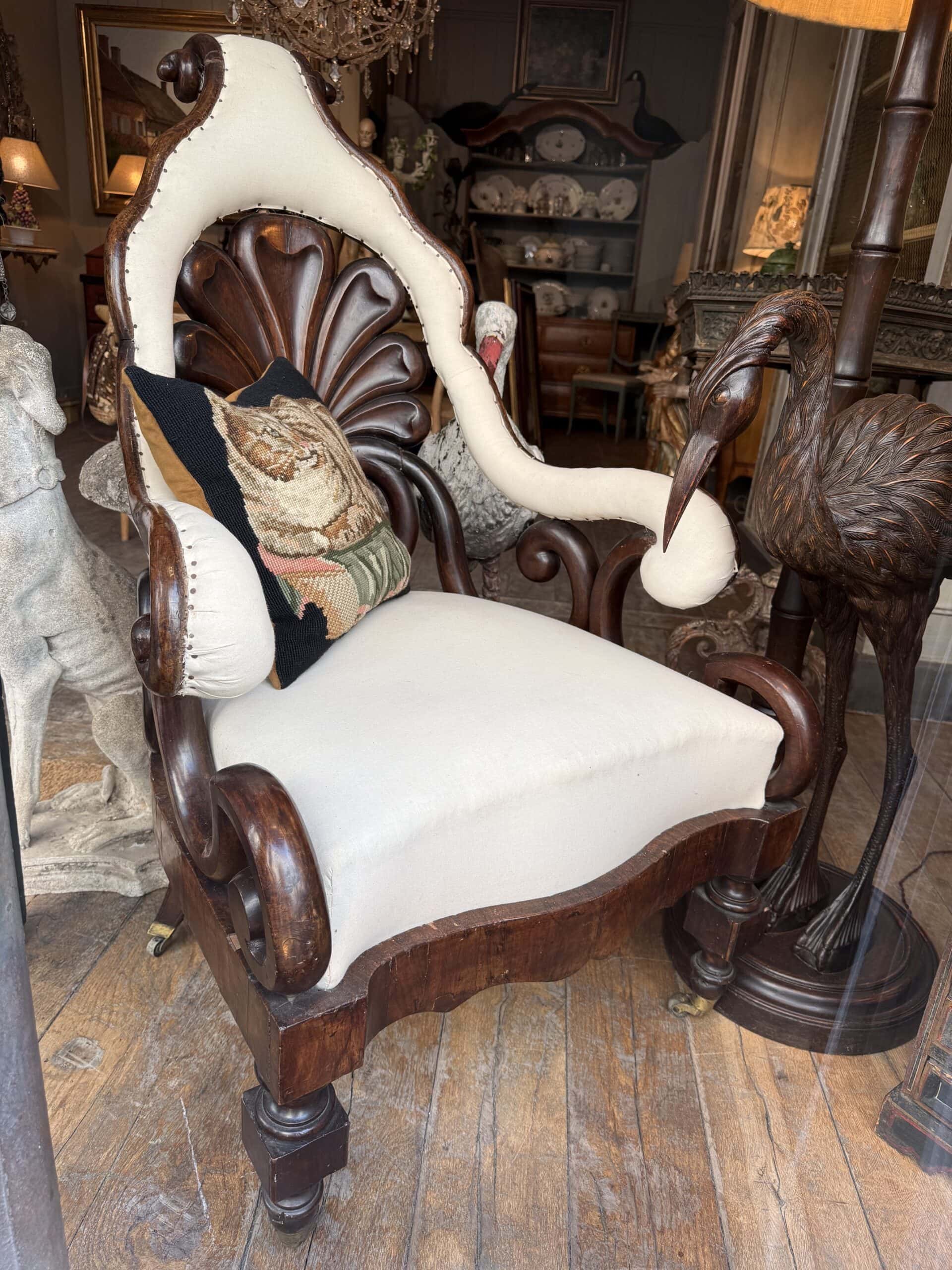 Fauteuil indo-anglais du XIXe siècle en bois teinté, dossier cintré en forme de palmette, sur roulettes.