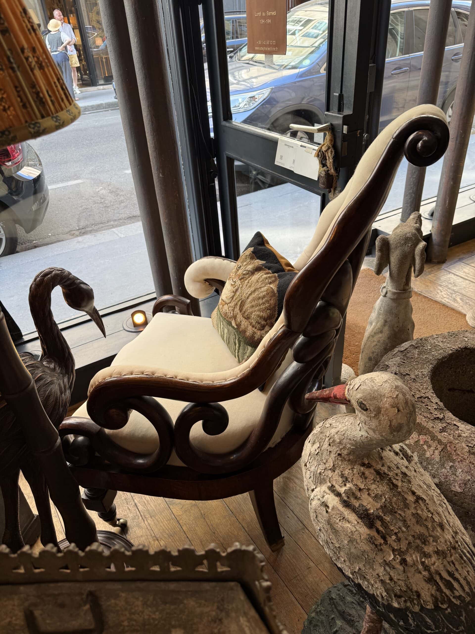 Fauteuil indo-anglais du XIXe siècle en bois teinté, dossier cintré en forme de palmette, sur roulettes. – Image 2