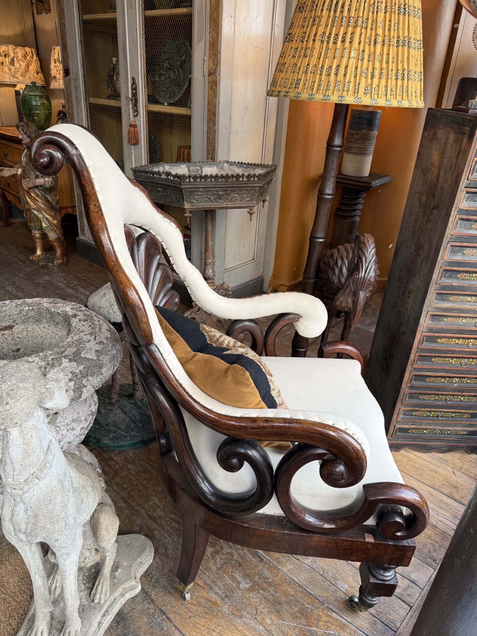Fauteuil indo-anglais du XIXe siècle en bois teinté, dossier cintré en forme de palmette, sur roulettes. – Image 3