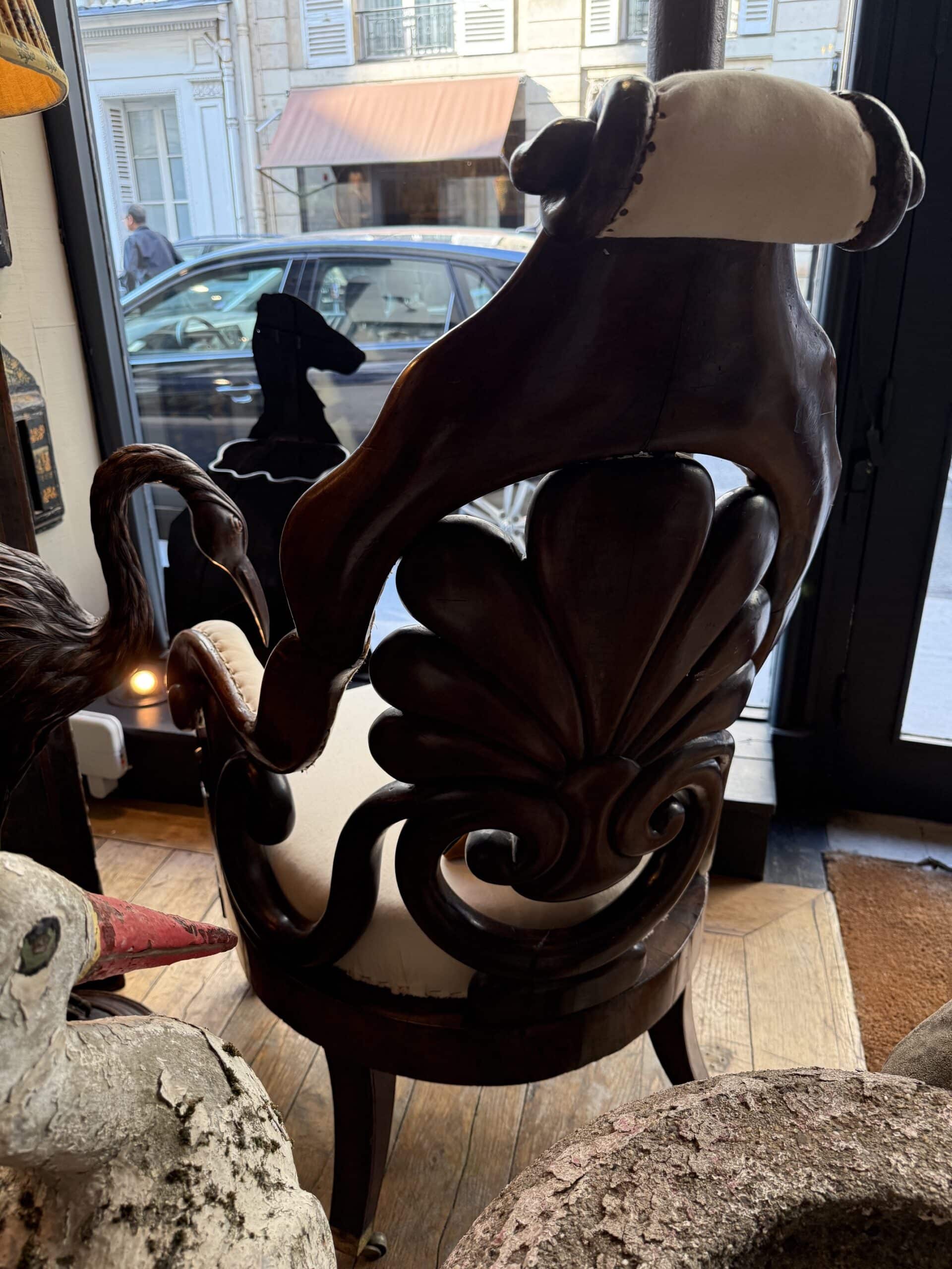 Fauteuil indo-anglais du XIXe siècle en bois teinté, dossier cintré en forme de palmette, sur roulettes. – Image 4