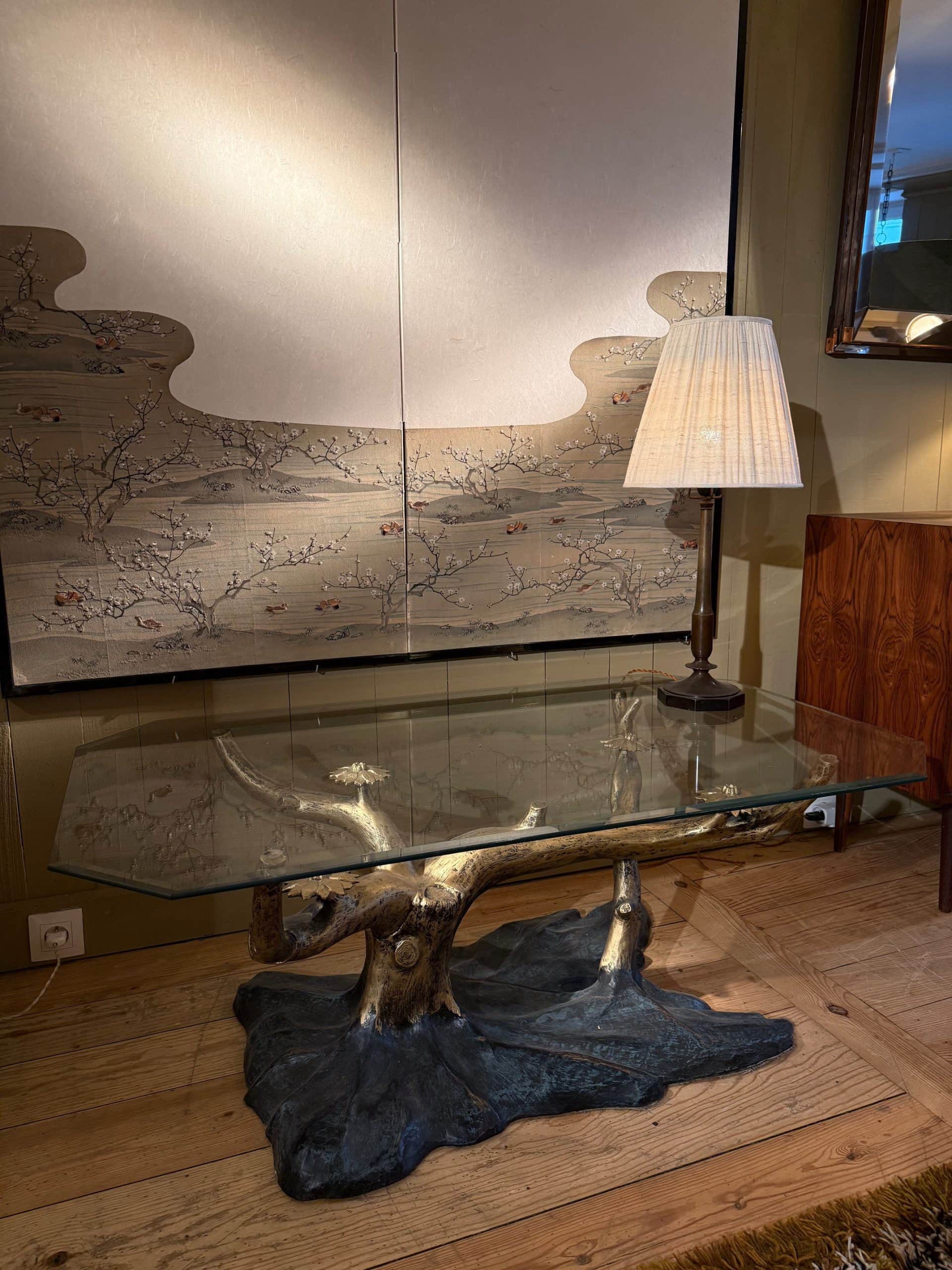 Table basse “bonsaï” patine vert de gris & or  – plateau verre biseauté ca.1970