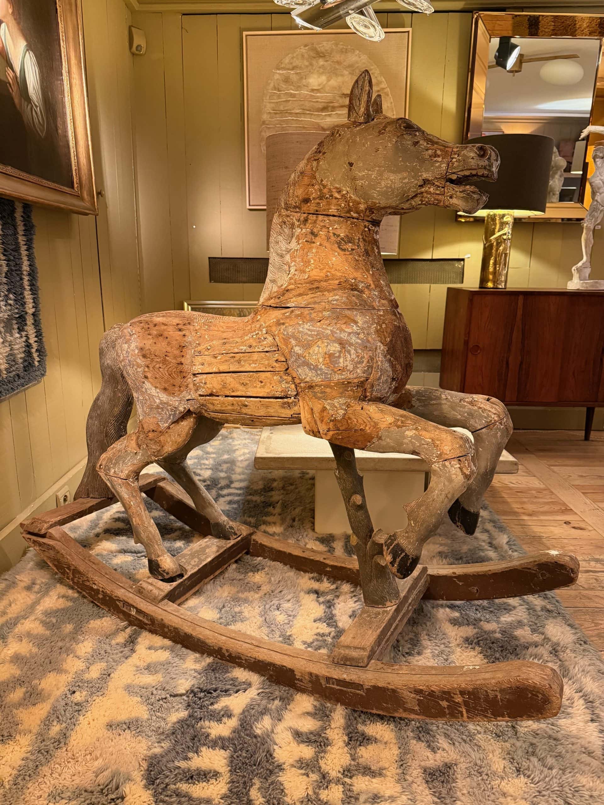 Grand cheval à bascule Suédois en bois polychrome – XIXe