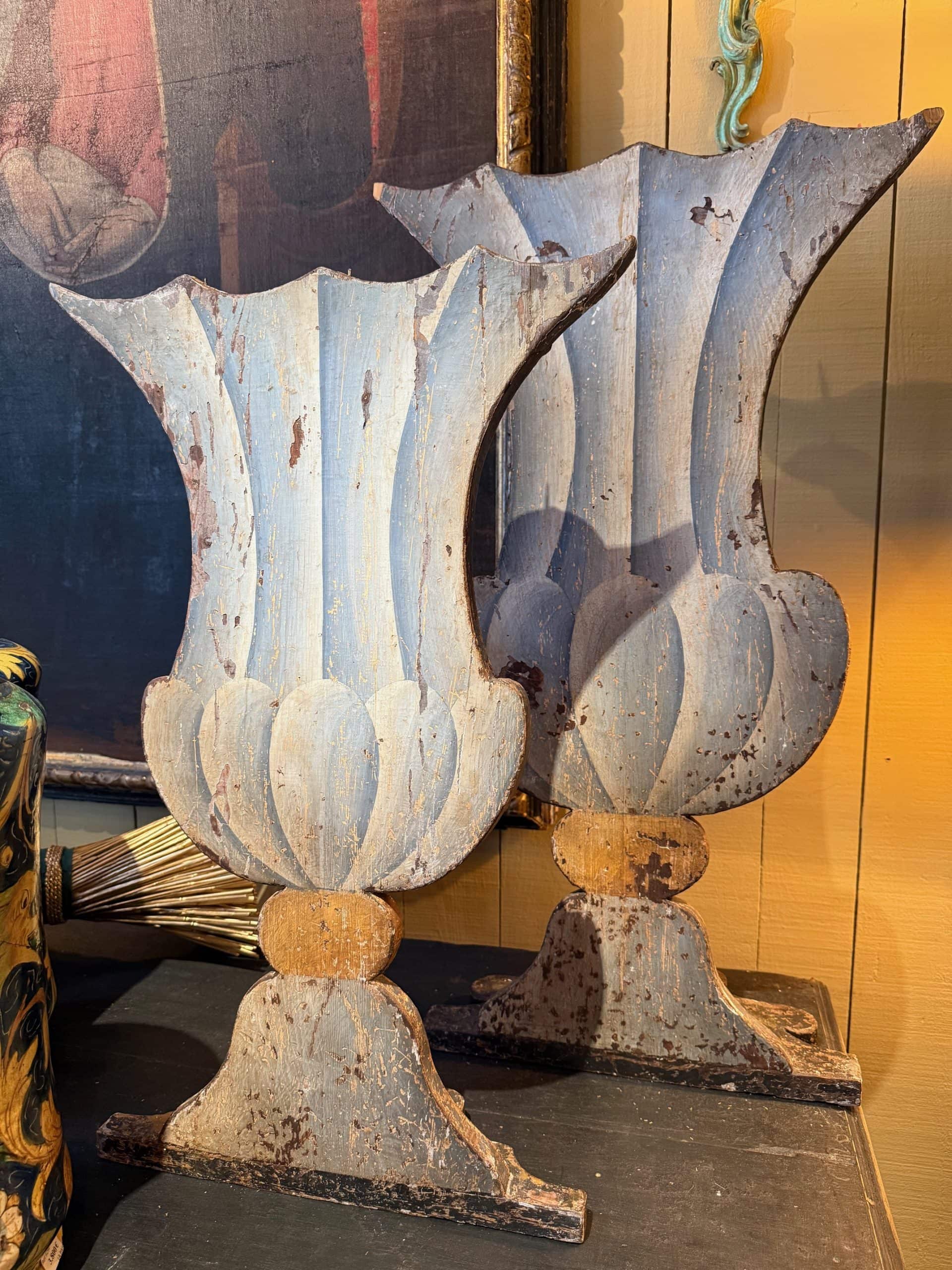 Paire de silhouettes de pique-cierges en forme de vases bleus – Toscane XIXe