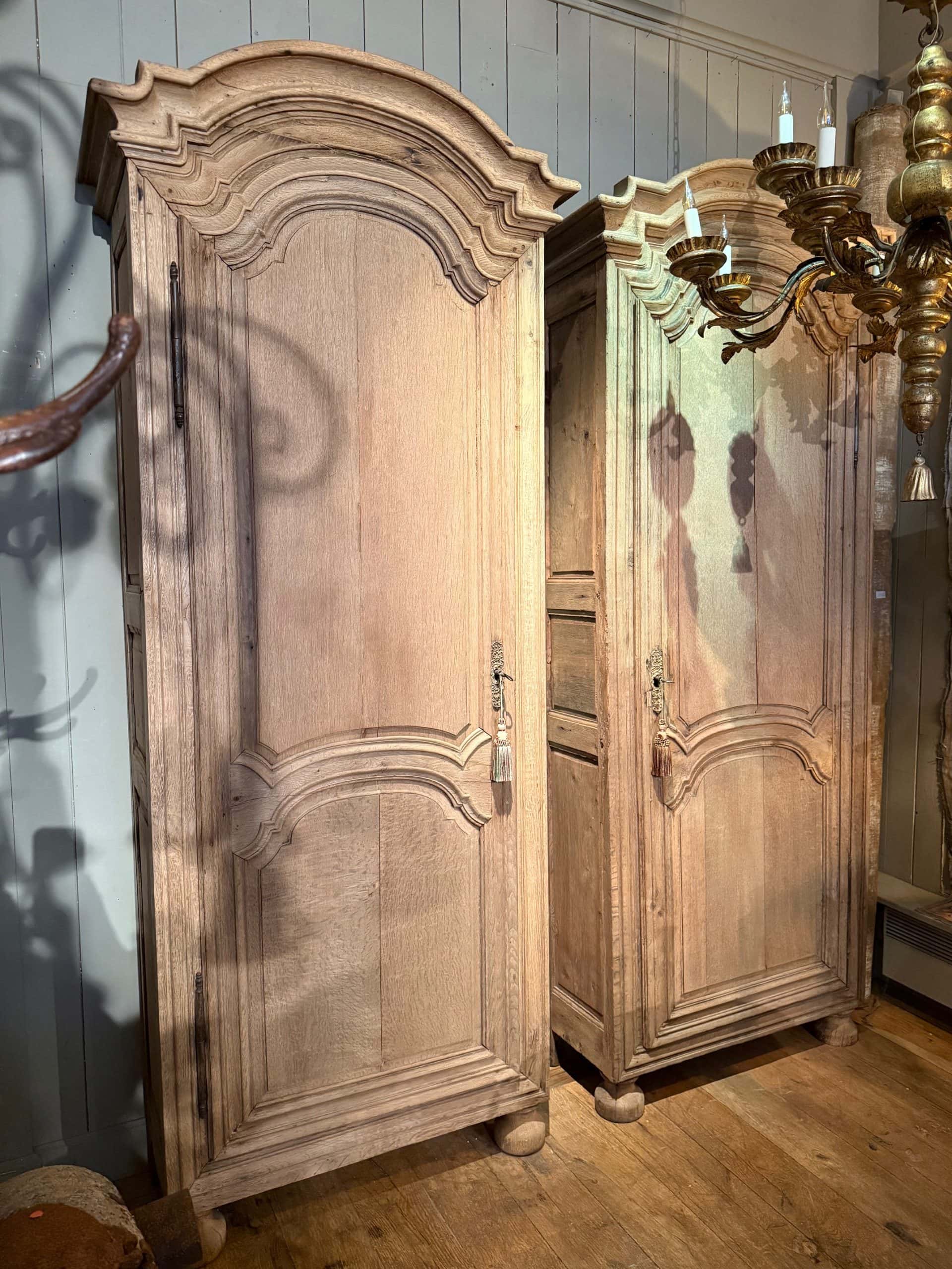 Une paire de bonnetières Louis XV en chêne naturel -France XIXe