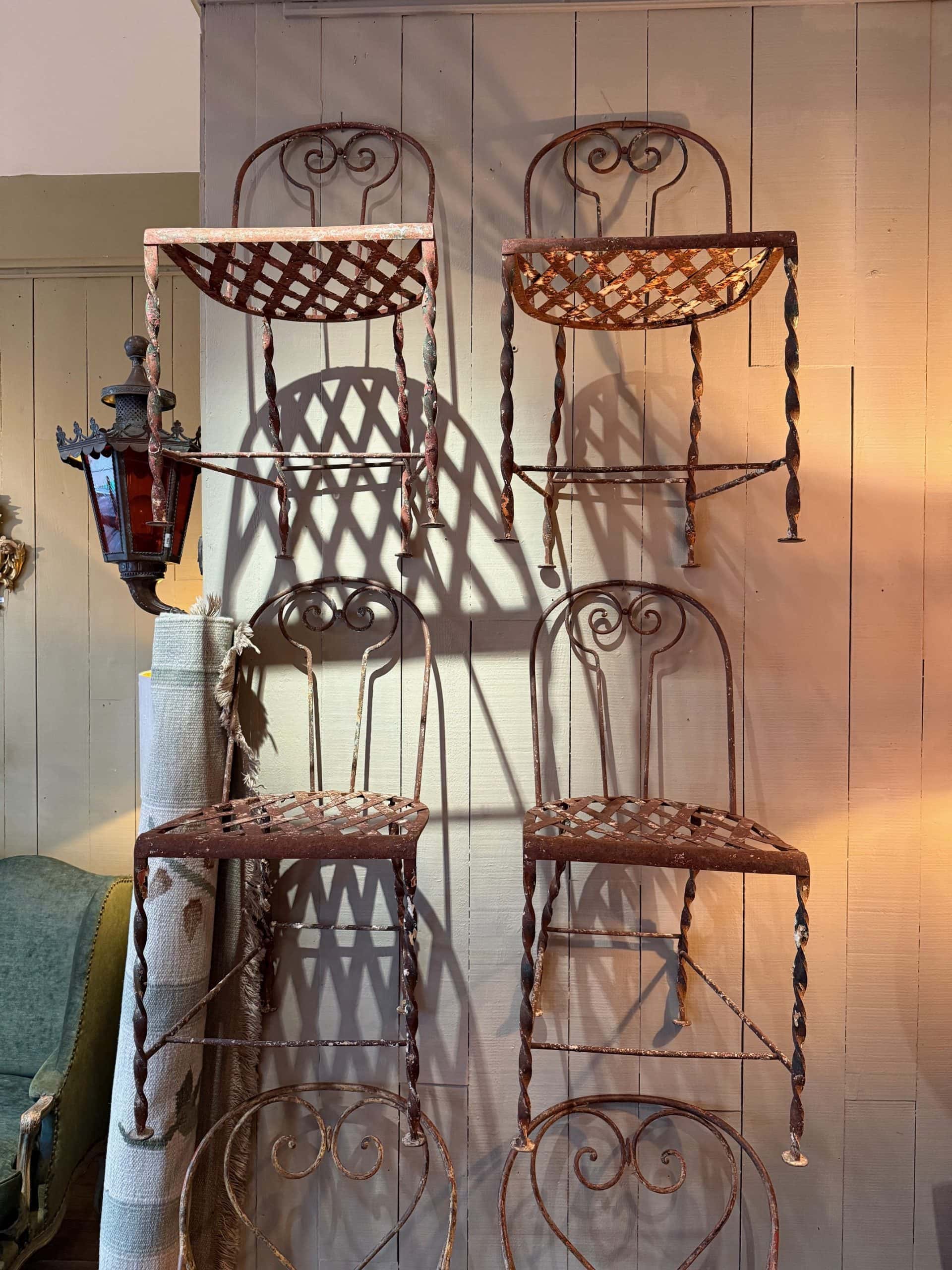 Suite de 4 chaises de jardin en fer rouge pieds torsadés XIXe