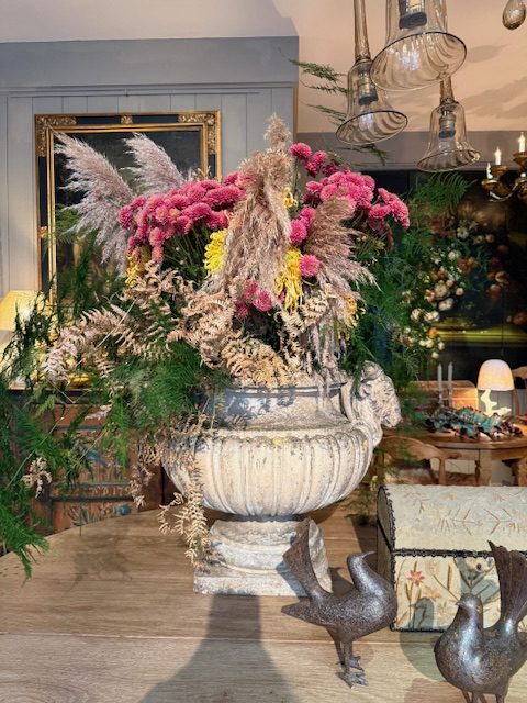 Une grand vasque en terre cuite- Têtes de béliers XIXE