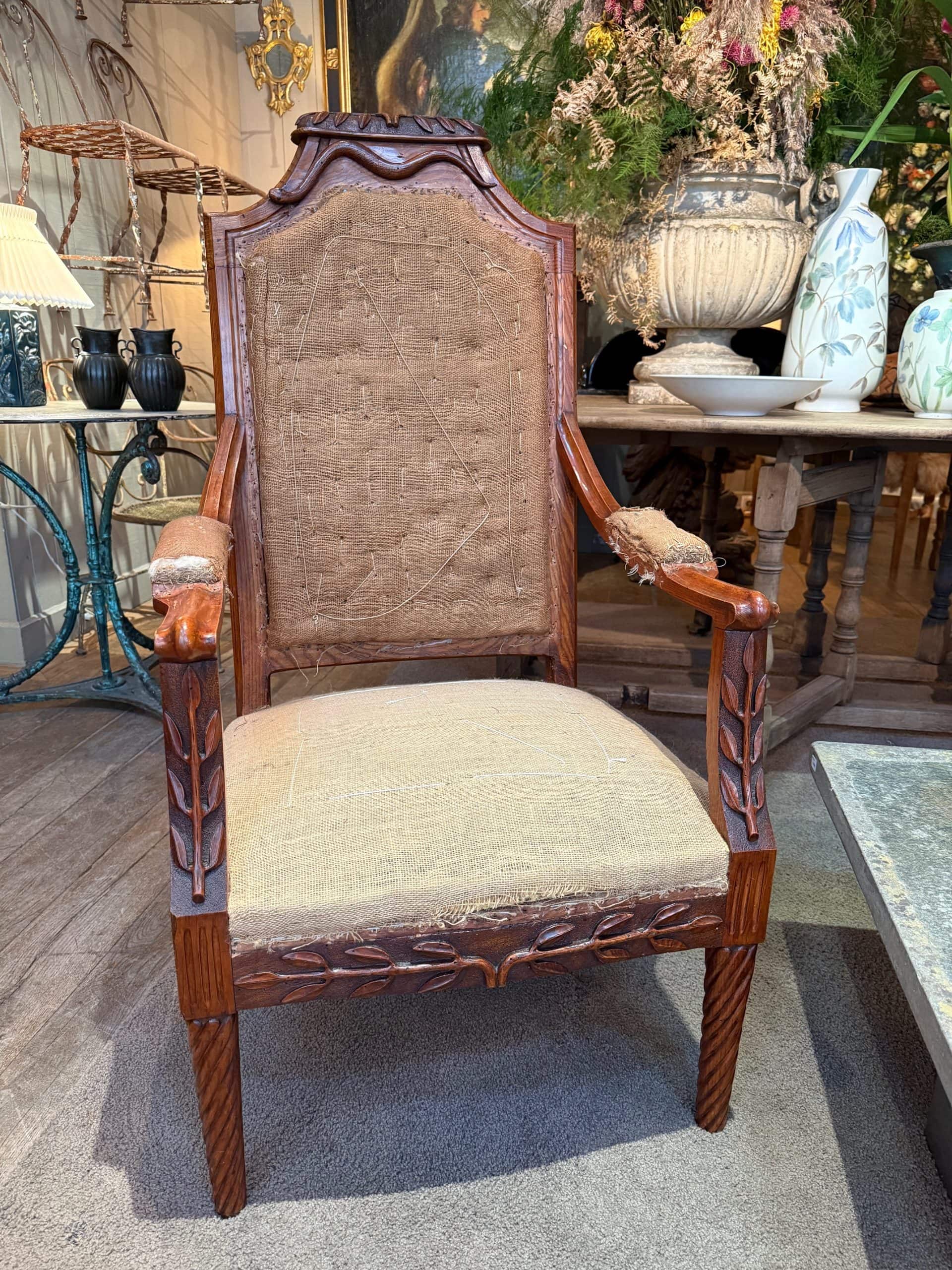 Fauteuil “Art Populaire” en chêne sculpté -dossier haut orné d’une couleuvre et de feuilles d’olivier – France XIXe vers1850