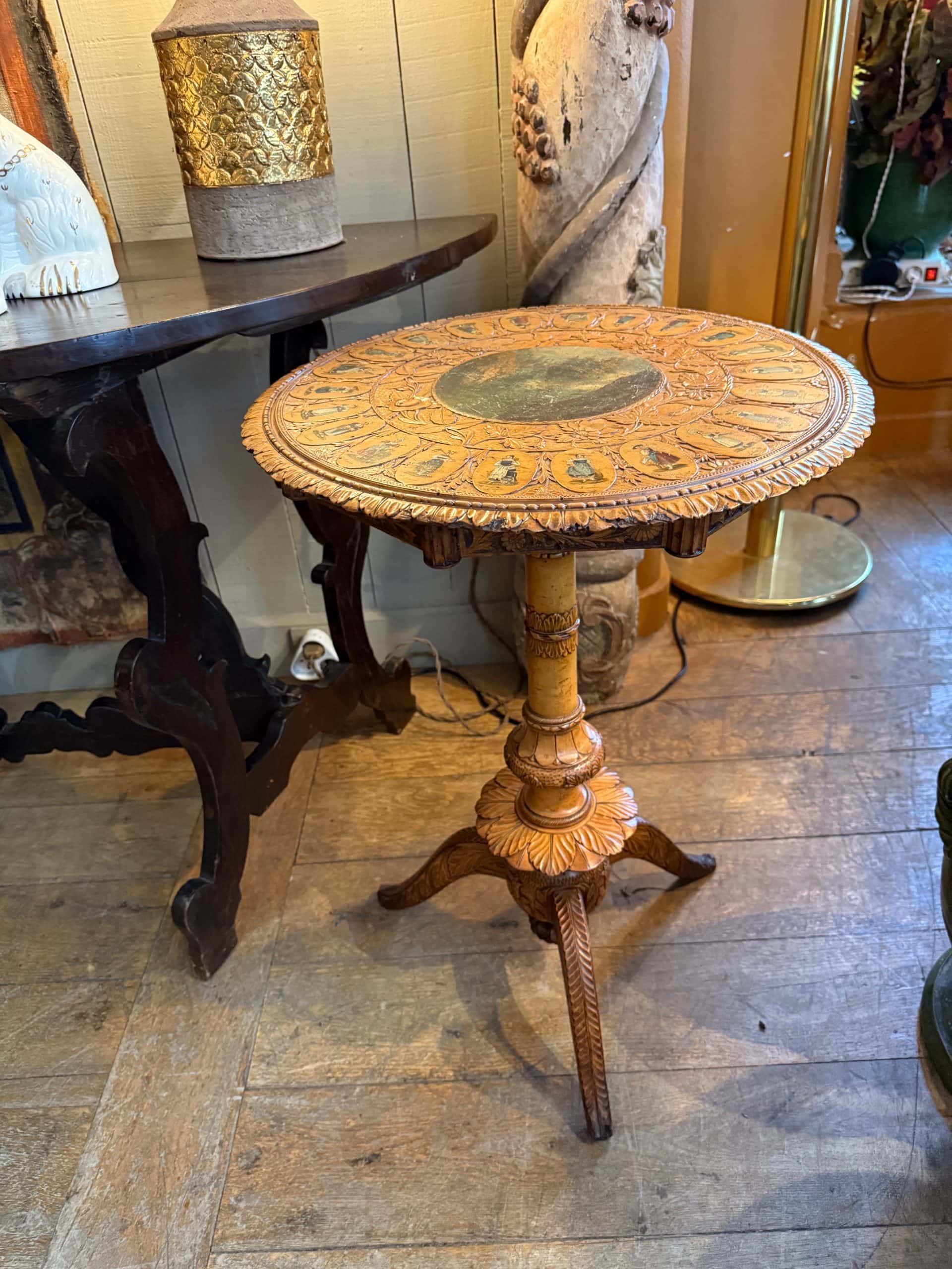 Guéridon en bois sculpté et peint d’époque XIXe