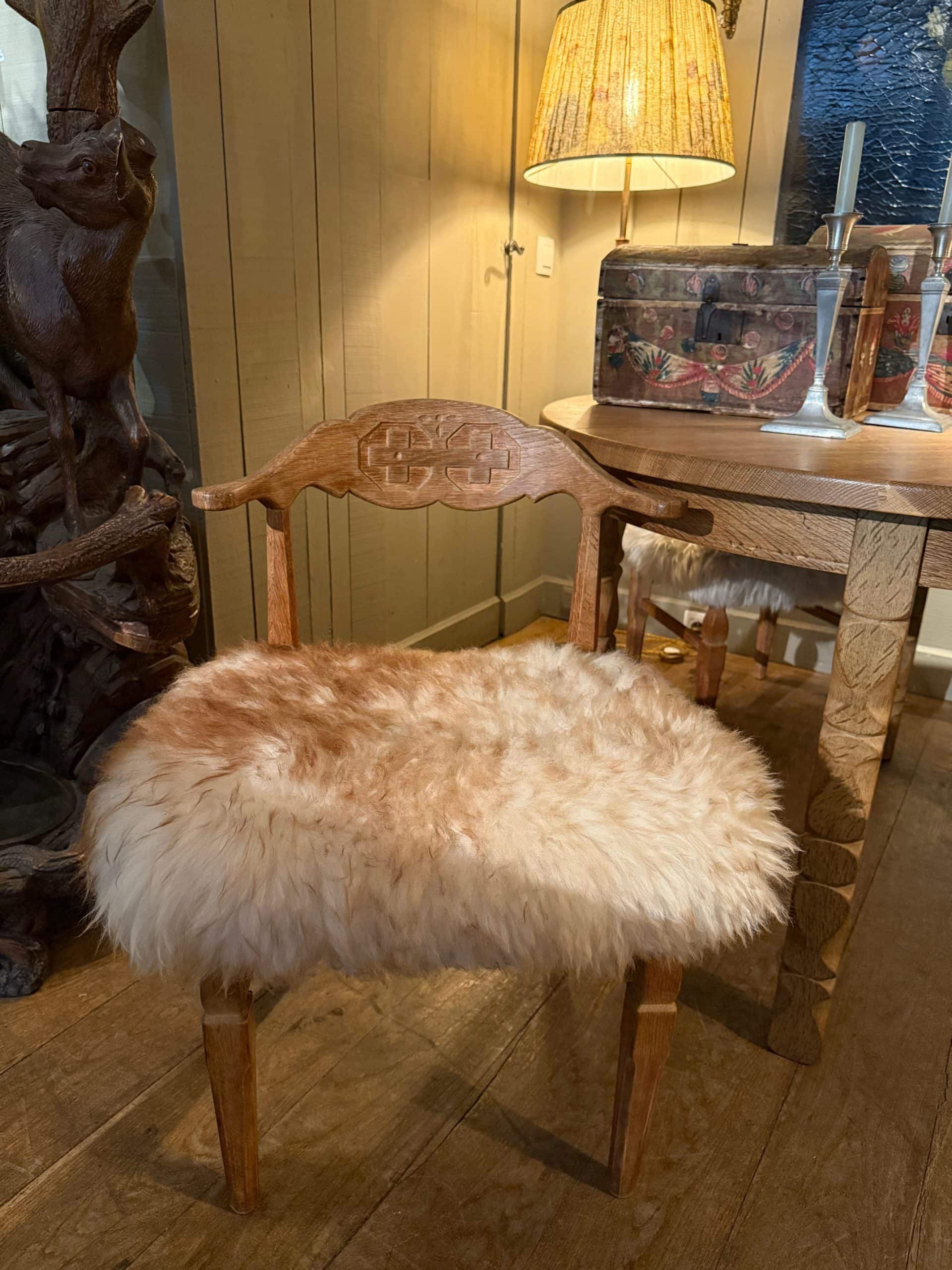 Paire de chaises en chêne massif dossier sculpté par Hennig Kjaernulf -Danemark ca.1960