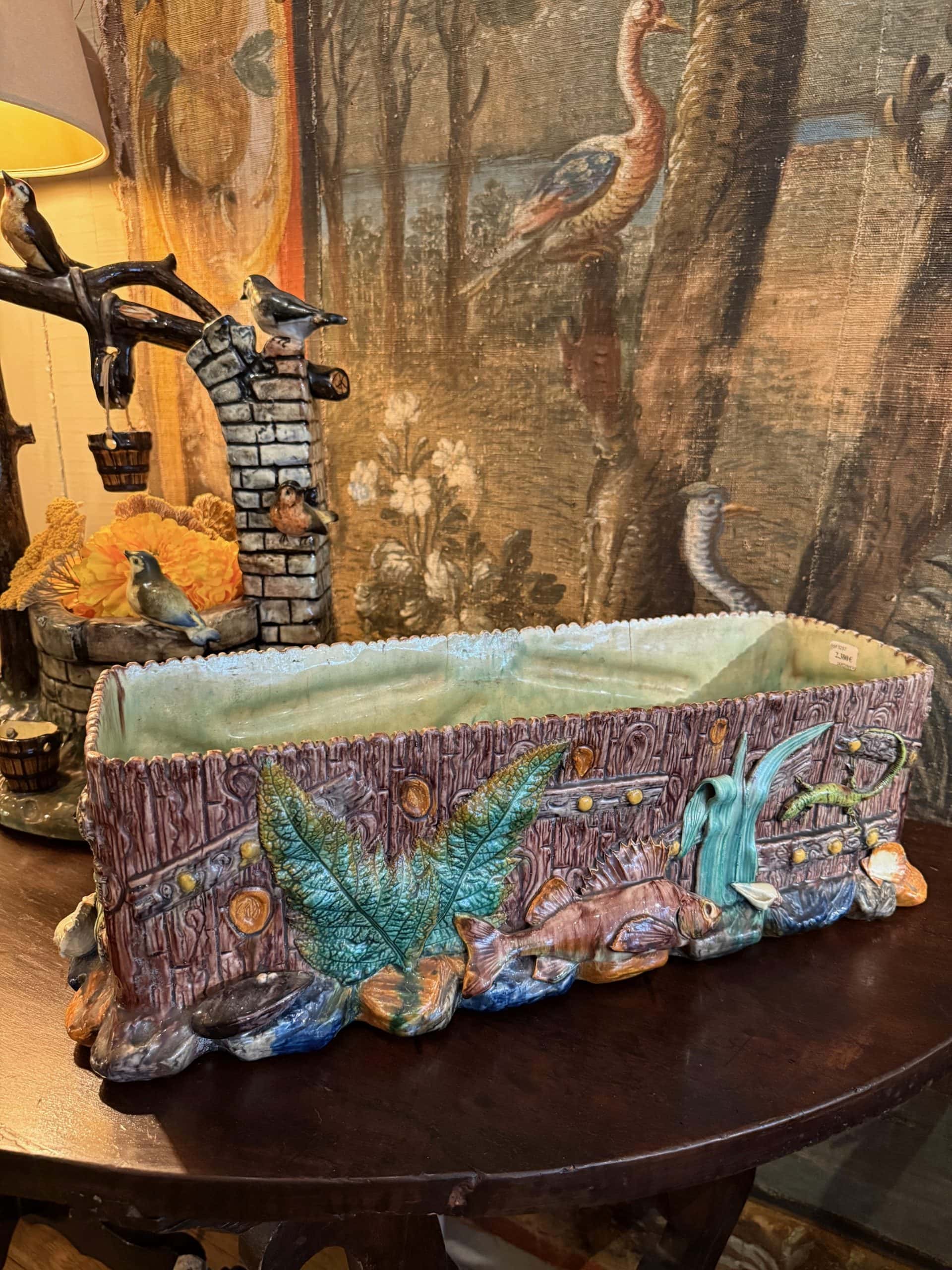 Grande jardinière de Thomas Sergent en faïence à décor polychrome de poisson, coquillages, algues et reptiles.