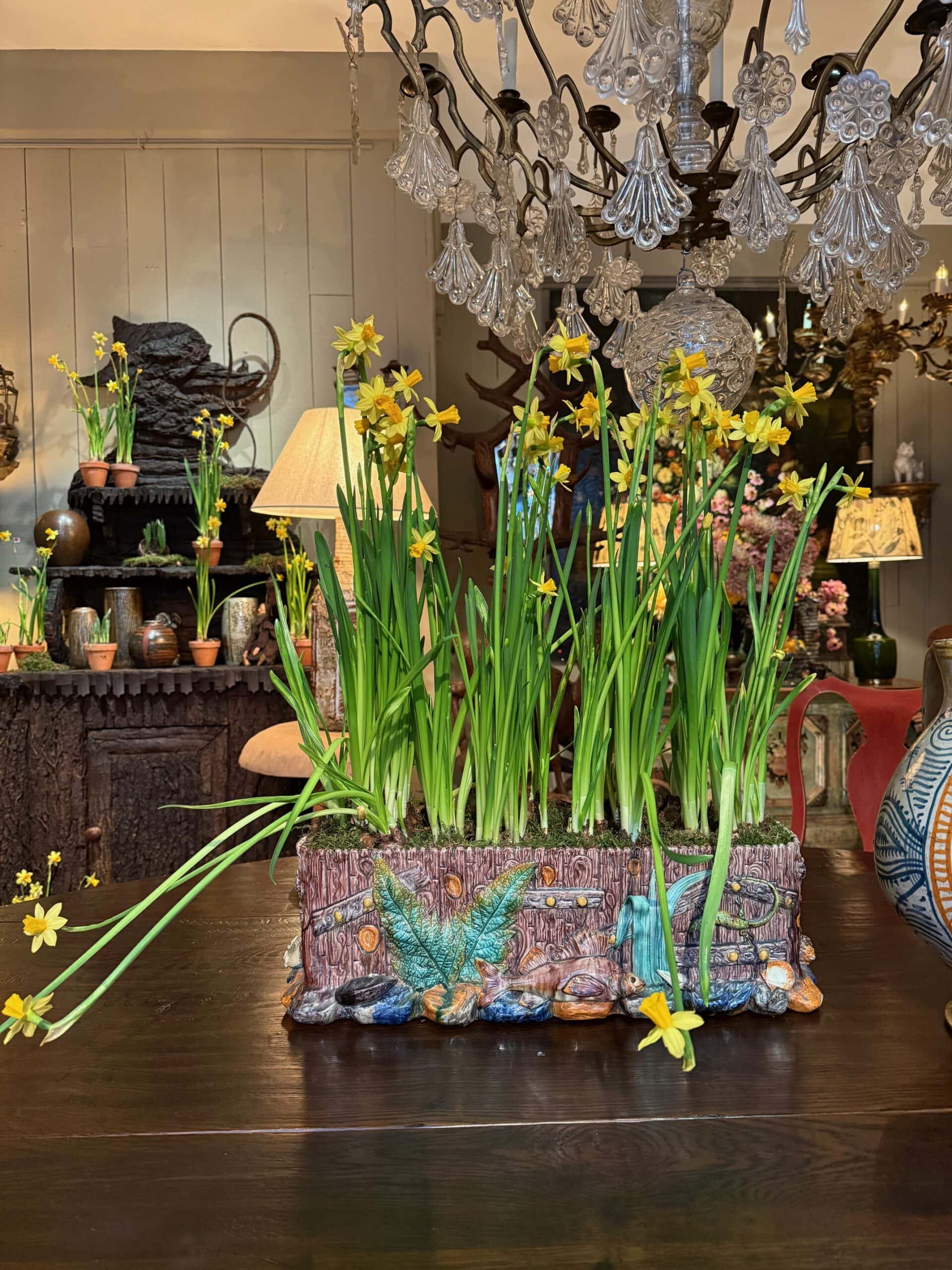 Grande jardinière de Thomas Sergent en faïence à décor polychrome de poisson, coquillages, algues et reptiles.