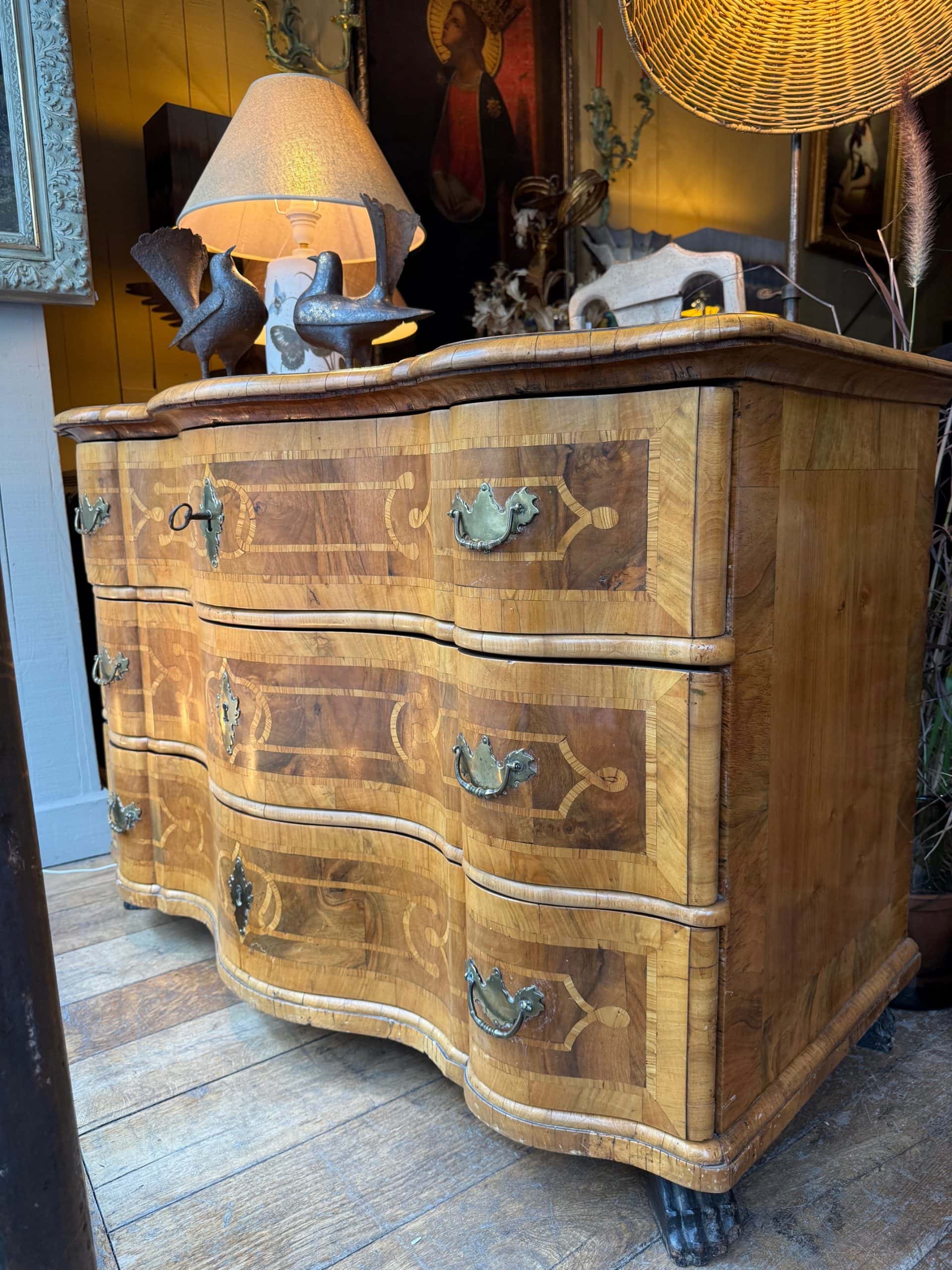 Commode baroque double galbe d’époque XVIIIe – patte de lions.