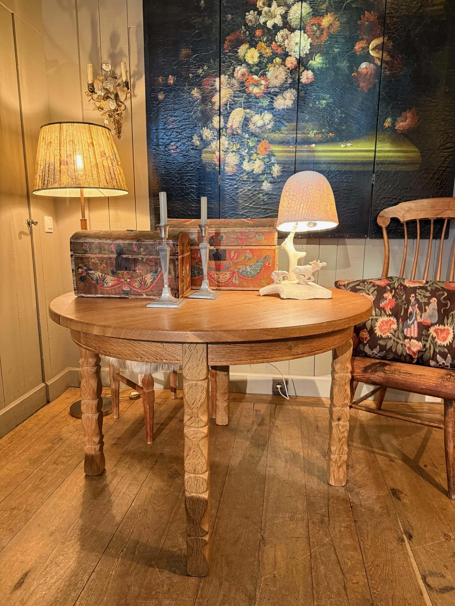 Table ronde en chêne naturel pieds sculptés- Danemark ca.1960