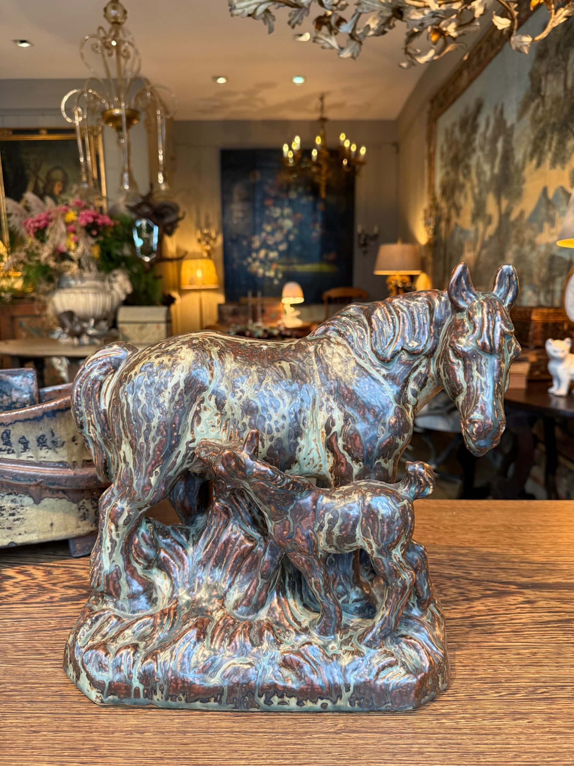 Sculpture en procelaine d’une jument et son poulain par KNUD KYHN email brun pour Royal Copenhagen ca.1950