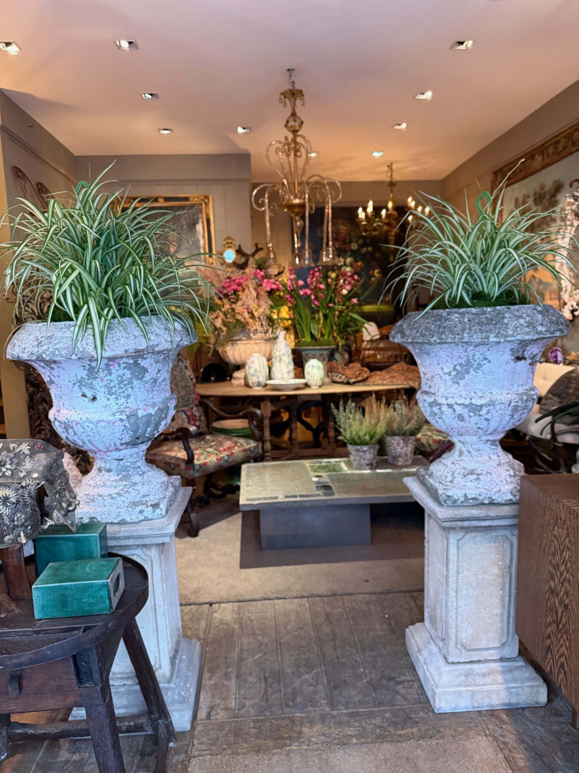 Suite de 4 grands vases en pierre reconstituée – patine blanche fin XIXe