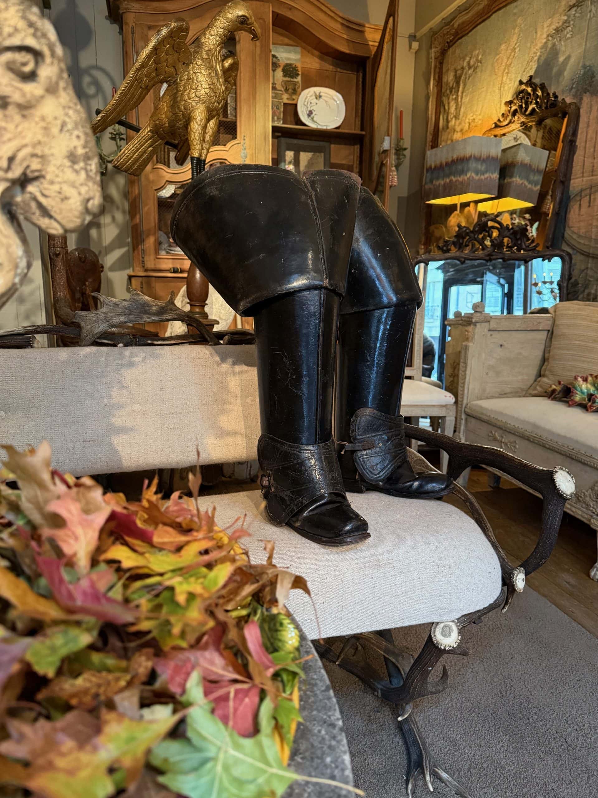 Rare paire de bottes de postillon en cuir noir ca.1740