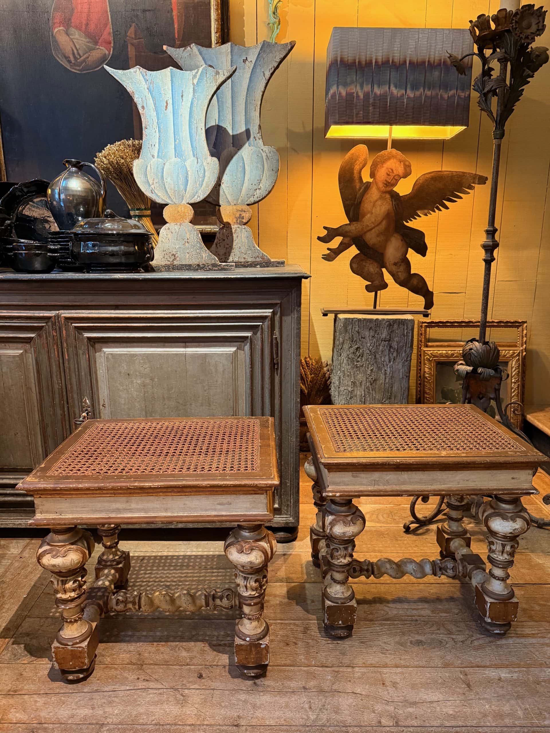 Paire de tabourets en bois sculpté et assise cannage – Italie XIXe