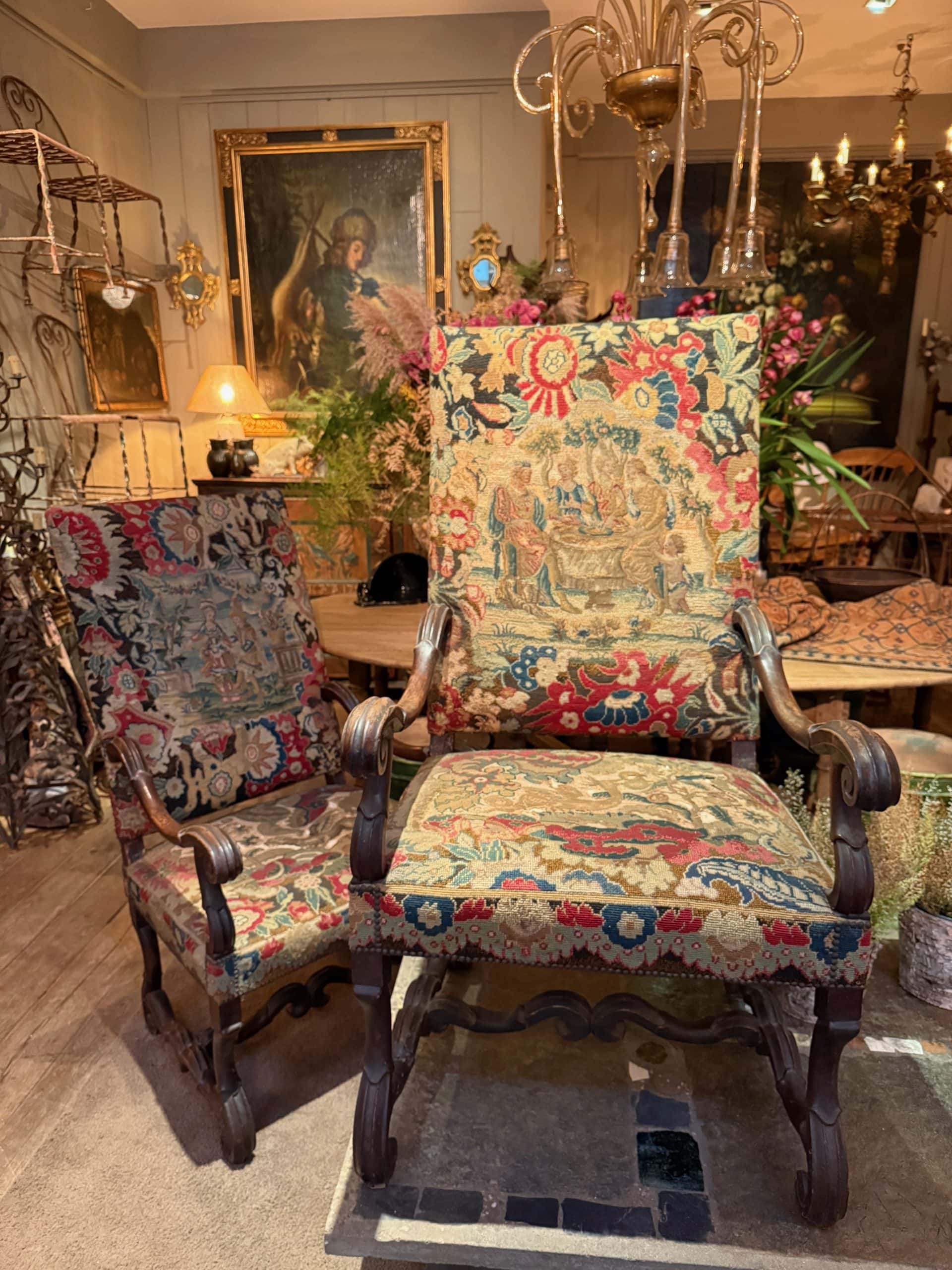 Paire de grands fauteuils XVIIIe en bois sculpté et tapisserie “scènes romantiques” – France