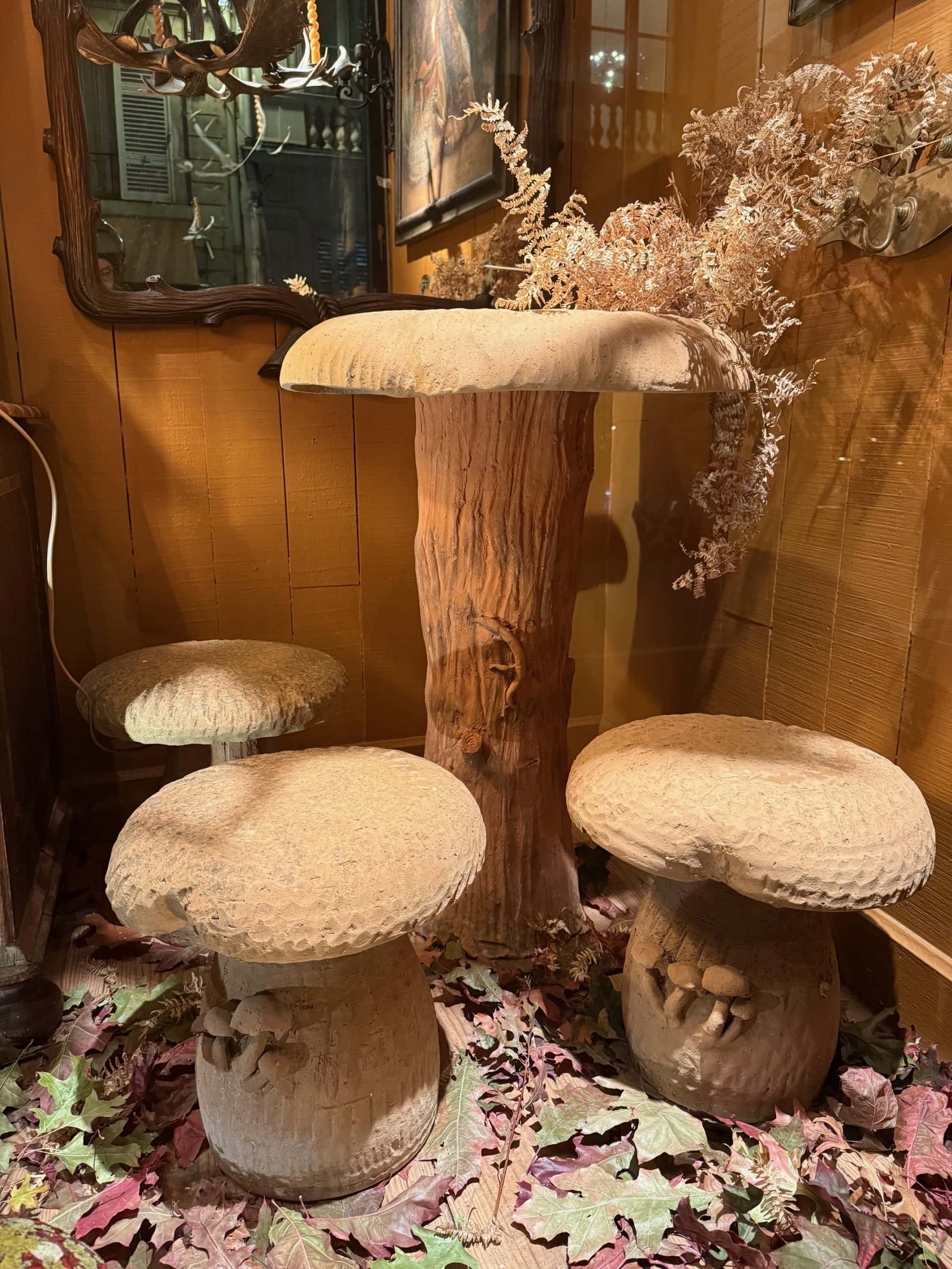 Table & 4 tabourets “champignons” en terre cuite – Italie ca.1900