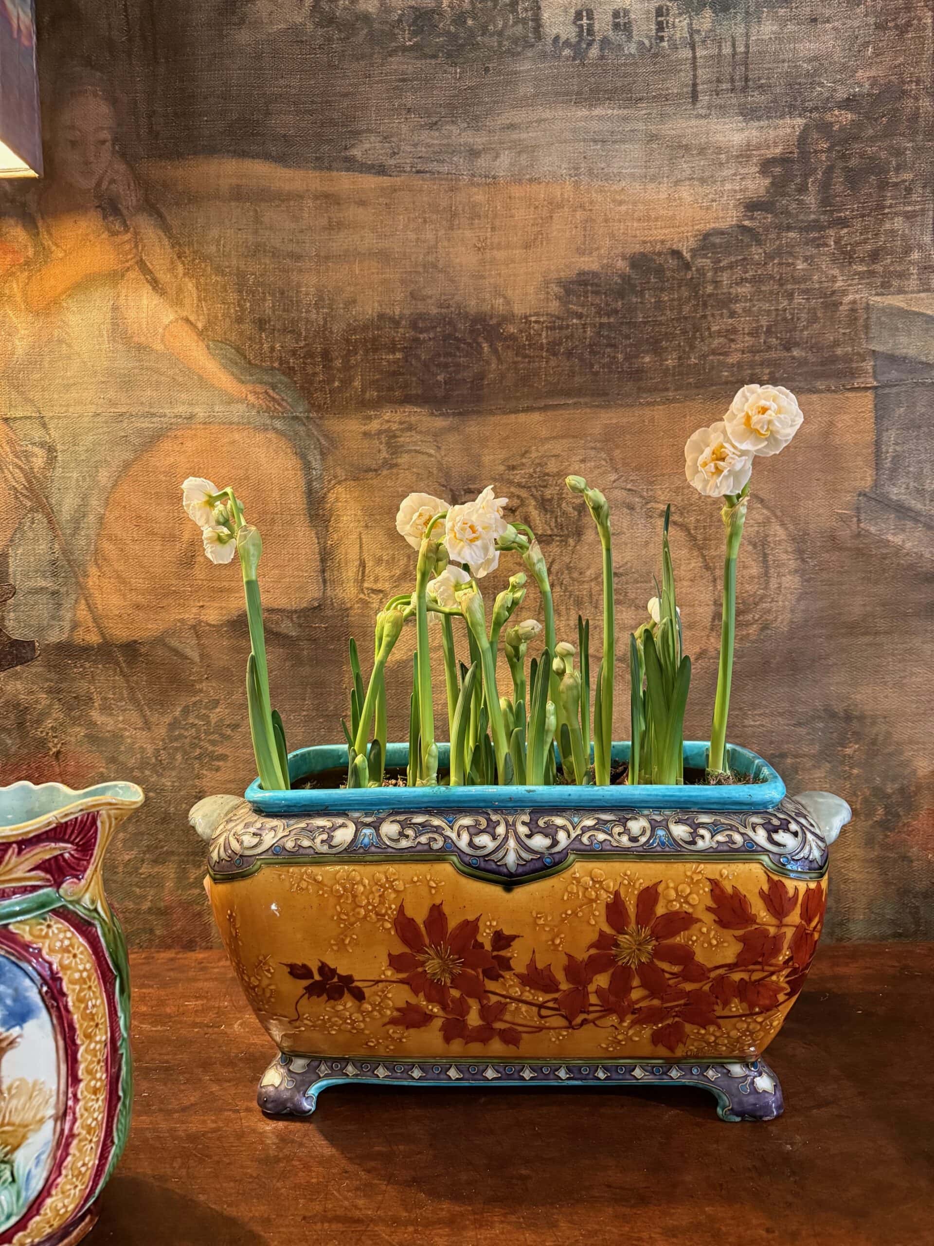 Jardinière rectangulaire fleurs de Prunus sur fond jaune par Clément Massier