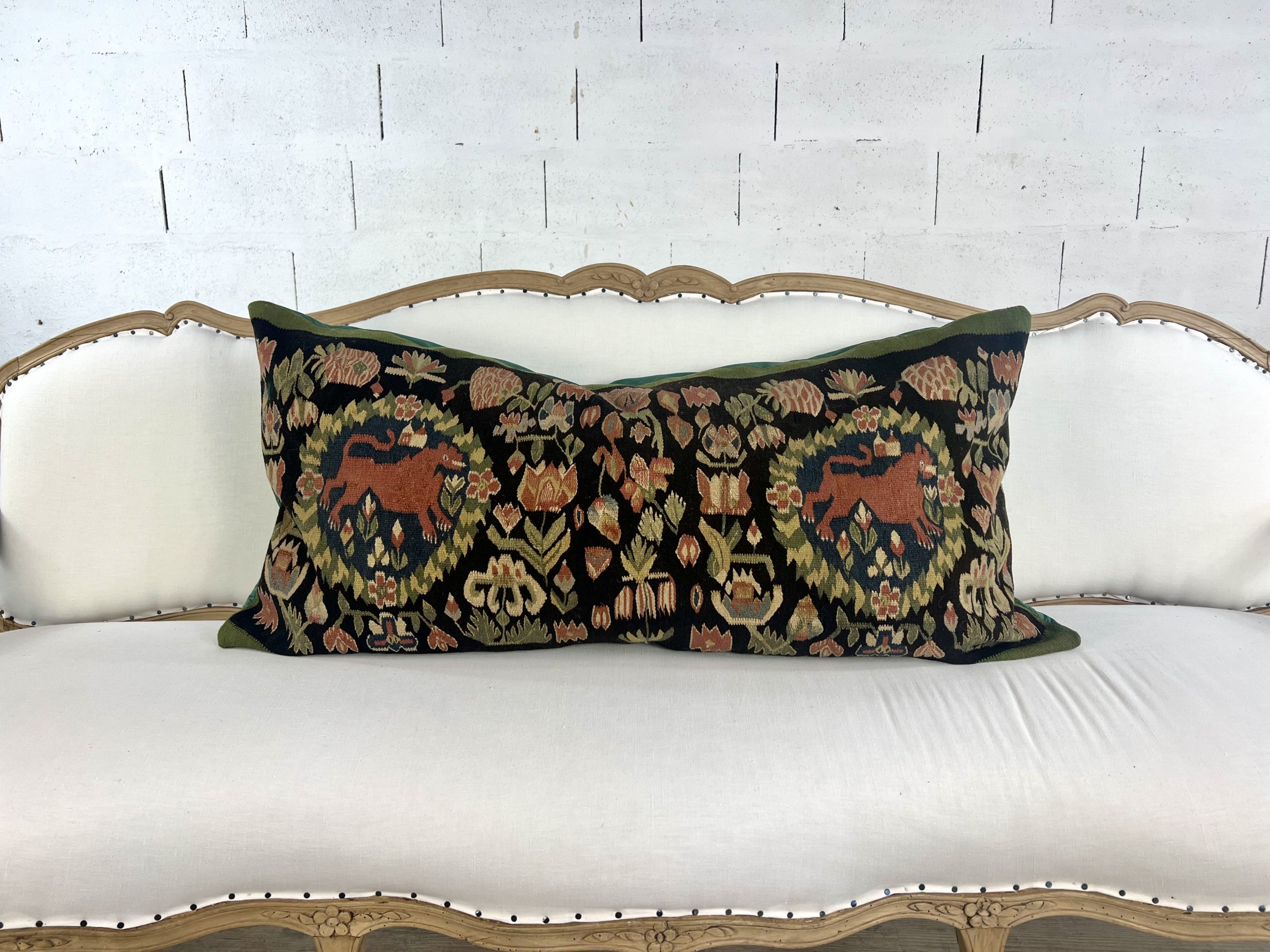 Coussin tapisserie Skåne au lion rouge – textile folklorique suédois