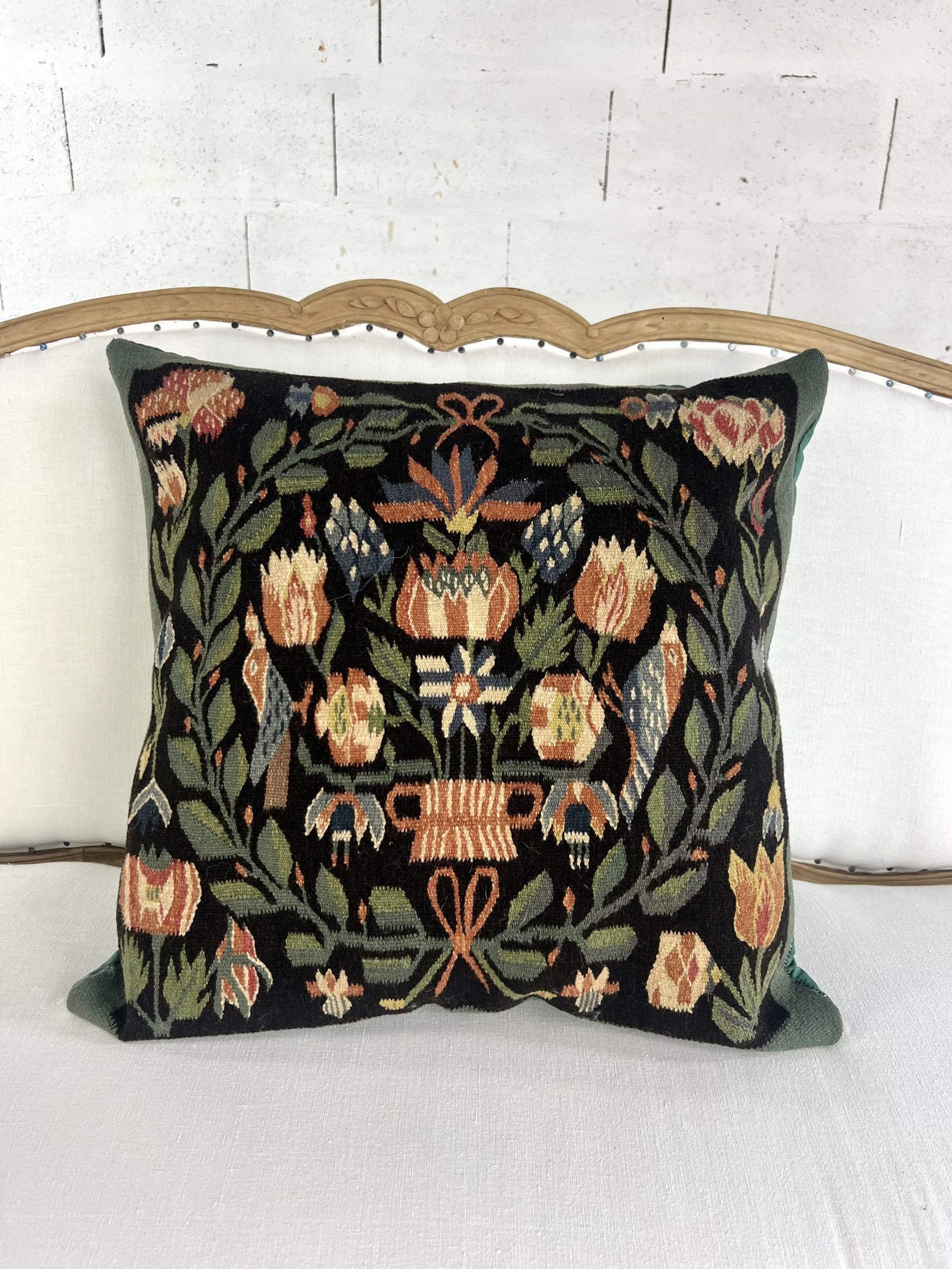 Coussin confectionné avec tissage ancien kilim scandinave du Skåne