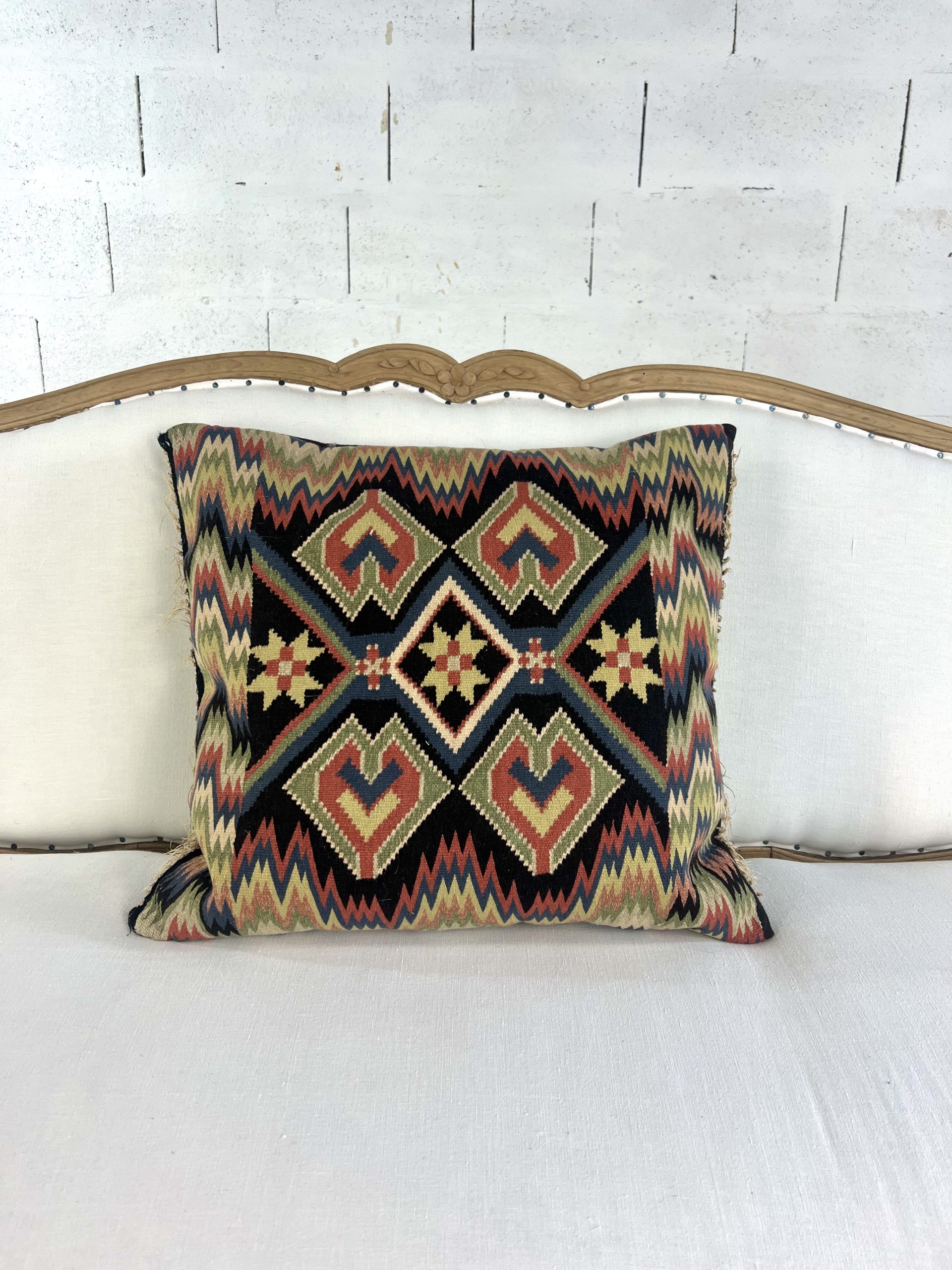 Grand coussin ancien tissé à la main – Motifs géométriques folkloriques – Scandinavie/Baltique – c.1930–1950