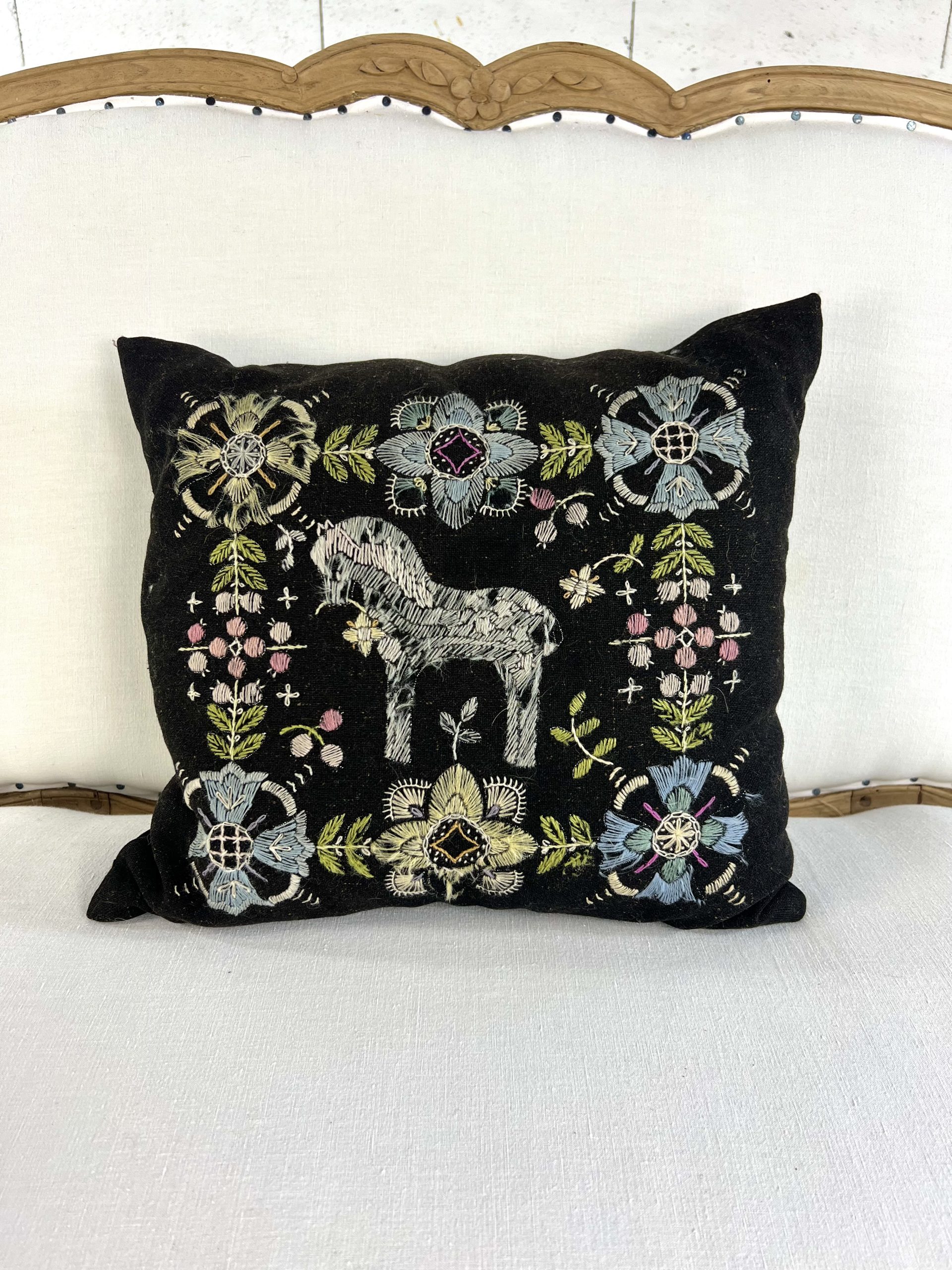 Coussin brodé Skåne – Cheval & fleurs