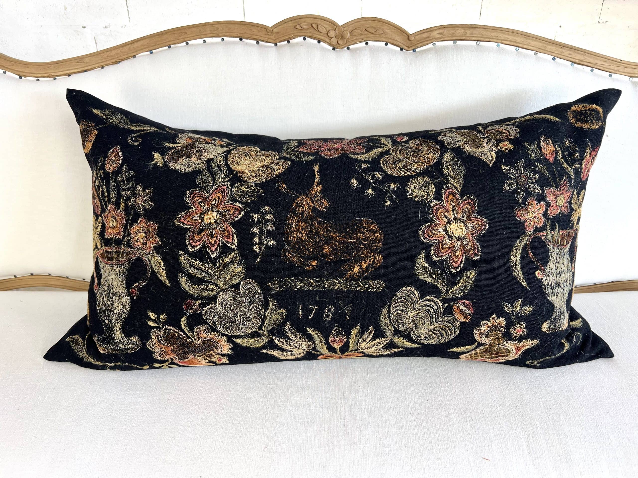 Coussin ancien brodé – Cerf et fleurs – Europe de l’Est (1900–1930)