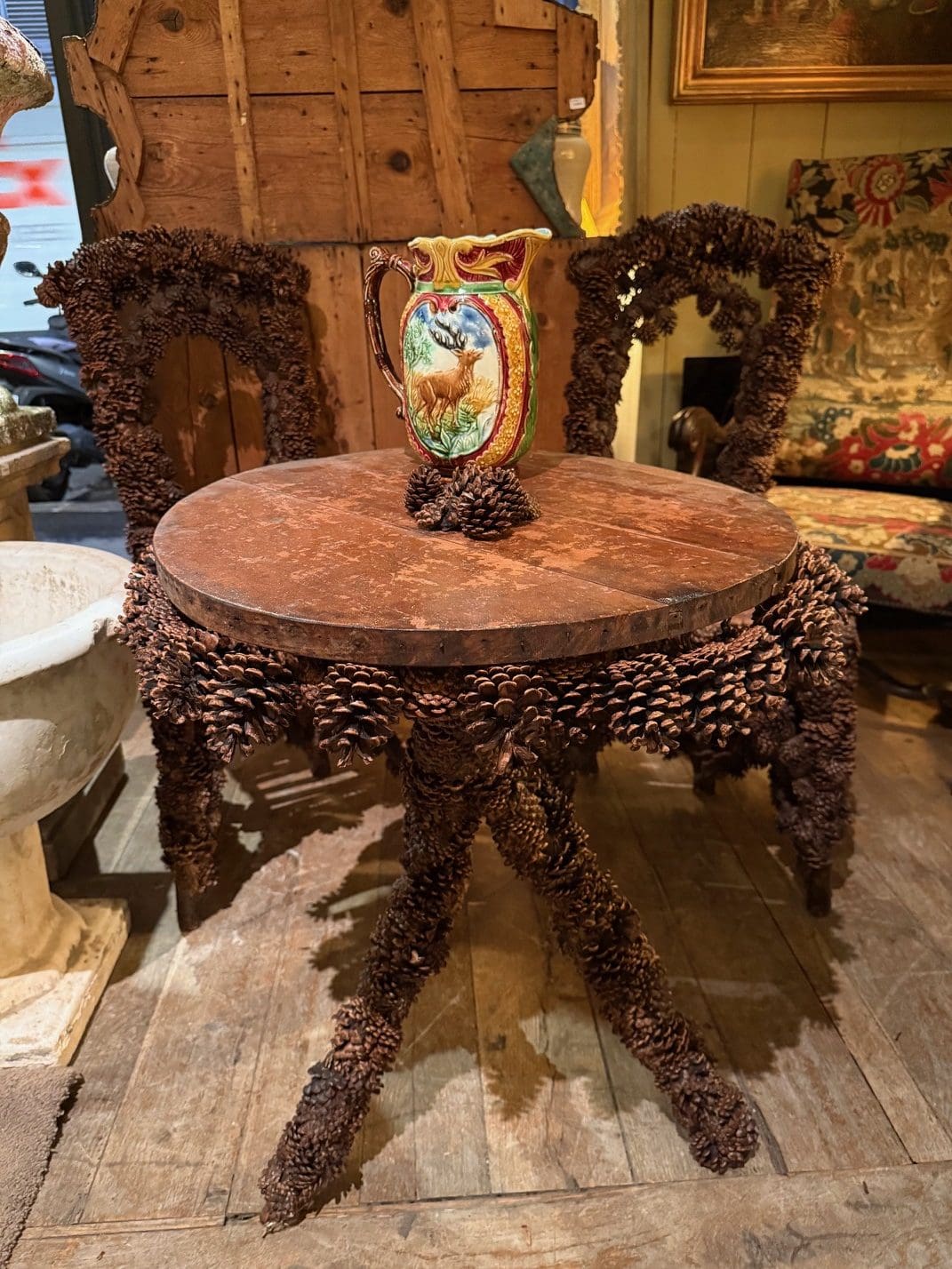 Ensemble 2 chaises+1 table en pommes de pins – Forêt Noire ca.1900