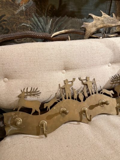 Portemanteau en laiton massif décor "chasseur cerf & lièvre"