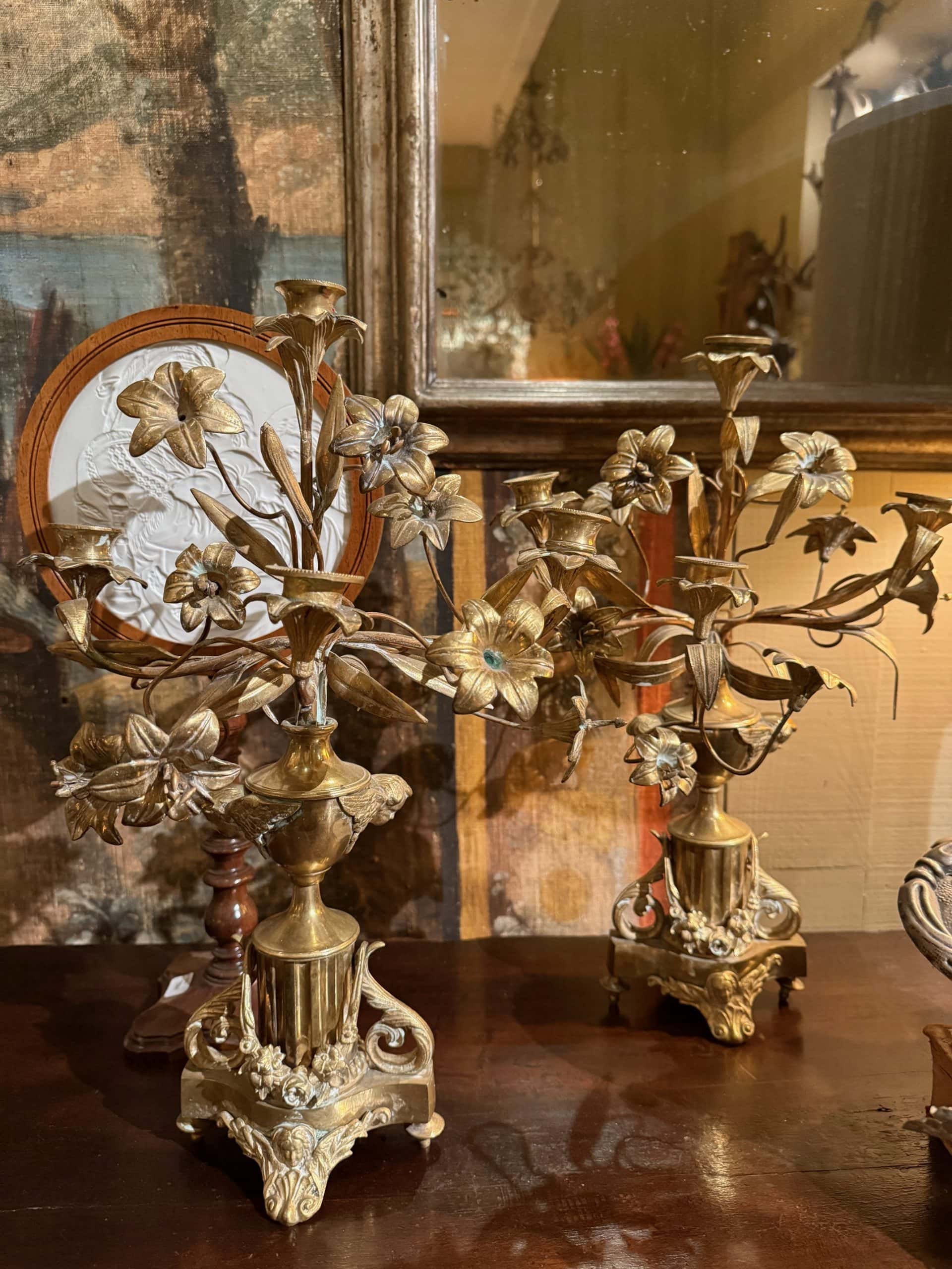 Paire de bougeoirs fleurs de lys en laiton doré – Milieu du 19e siècle