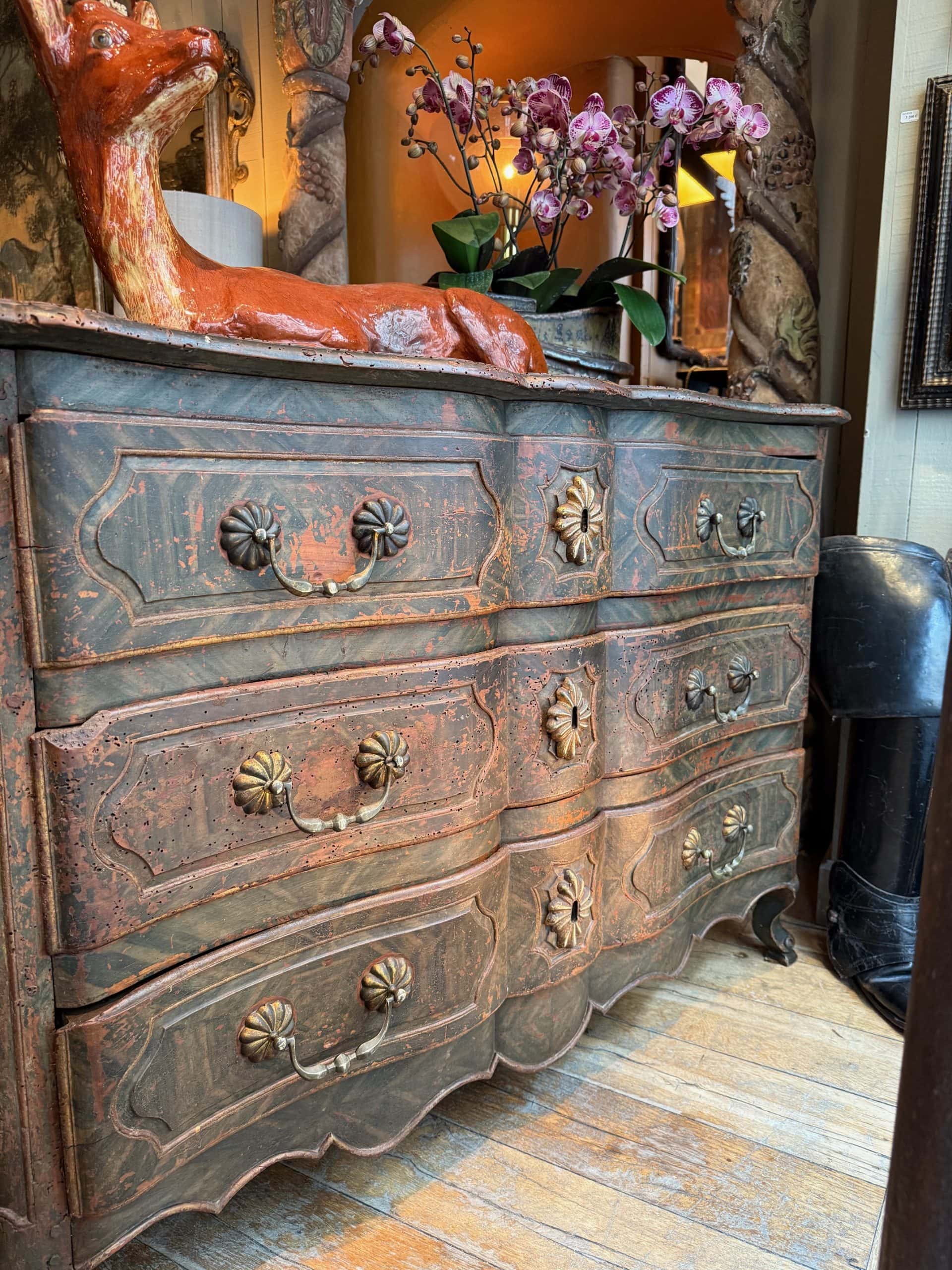 Grande commode arbalète en bois peint vert sombre époque XVIIIe – Image 2