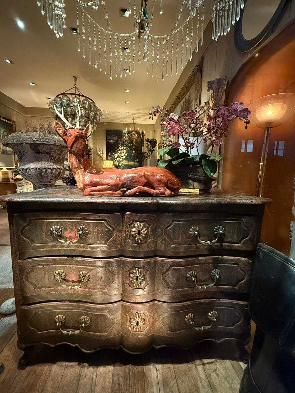 Grande commode arbalète en bois peint vert sombre époque XVIIIe