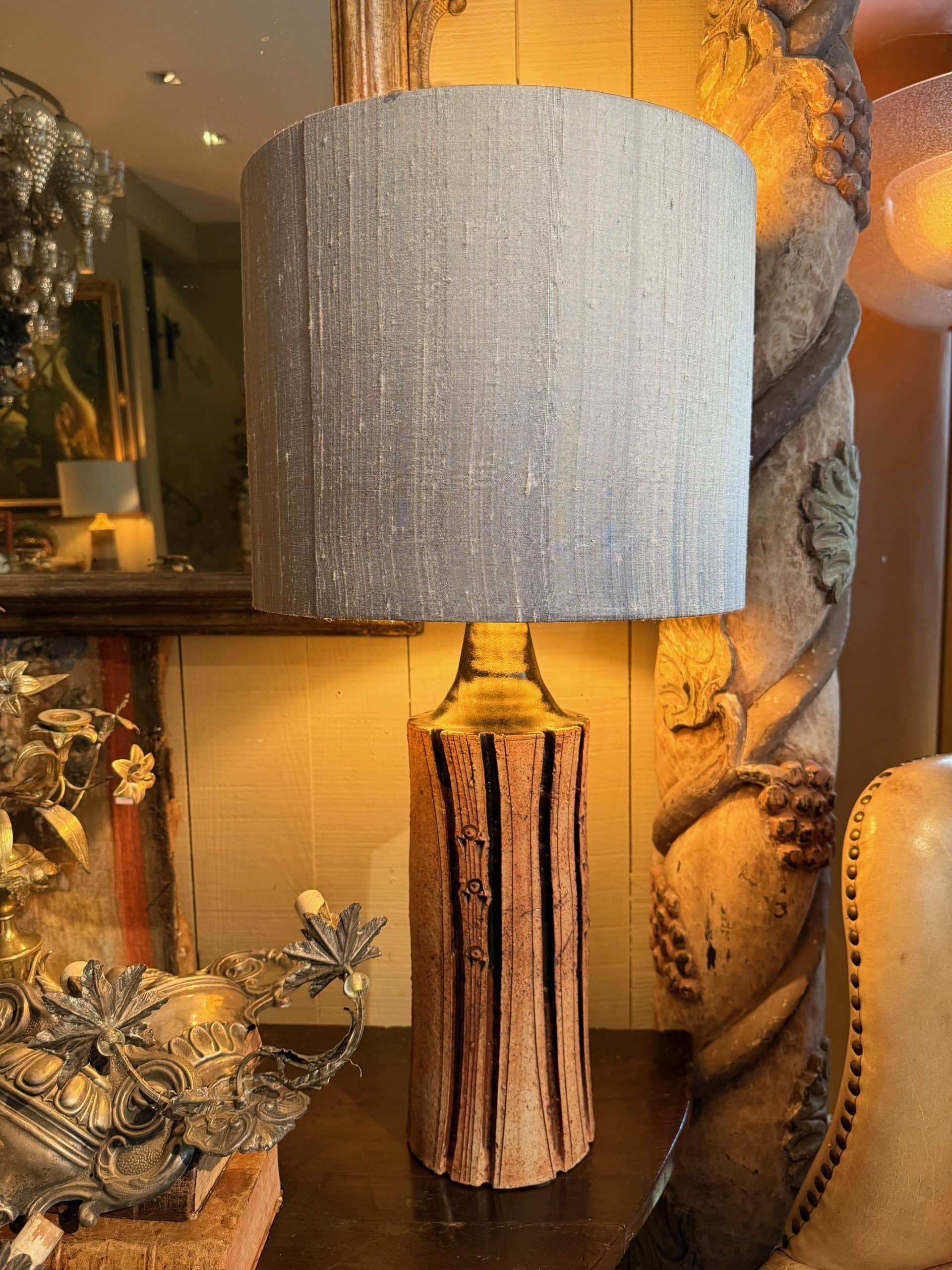 Paire de lampes en céramique “écorce de bois” + A/J cylindre en soie grise ca.1960