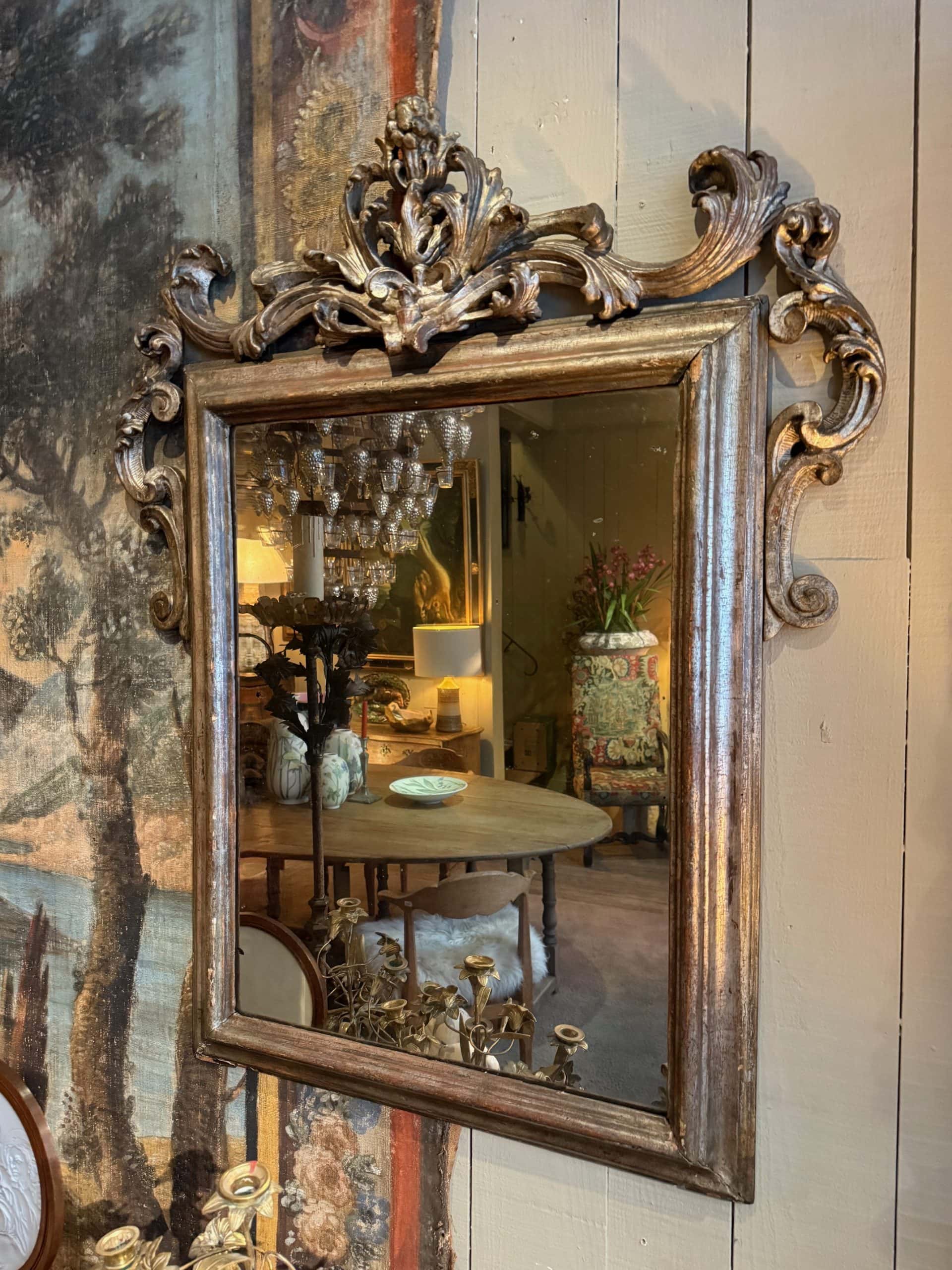 Miroir en bois sculpté Volutes baroque recouvert de feuille d’argent – Italie XIXE