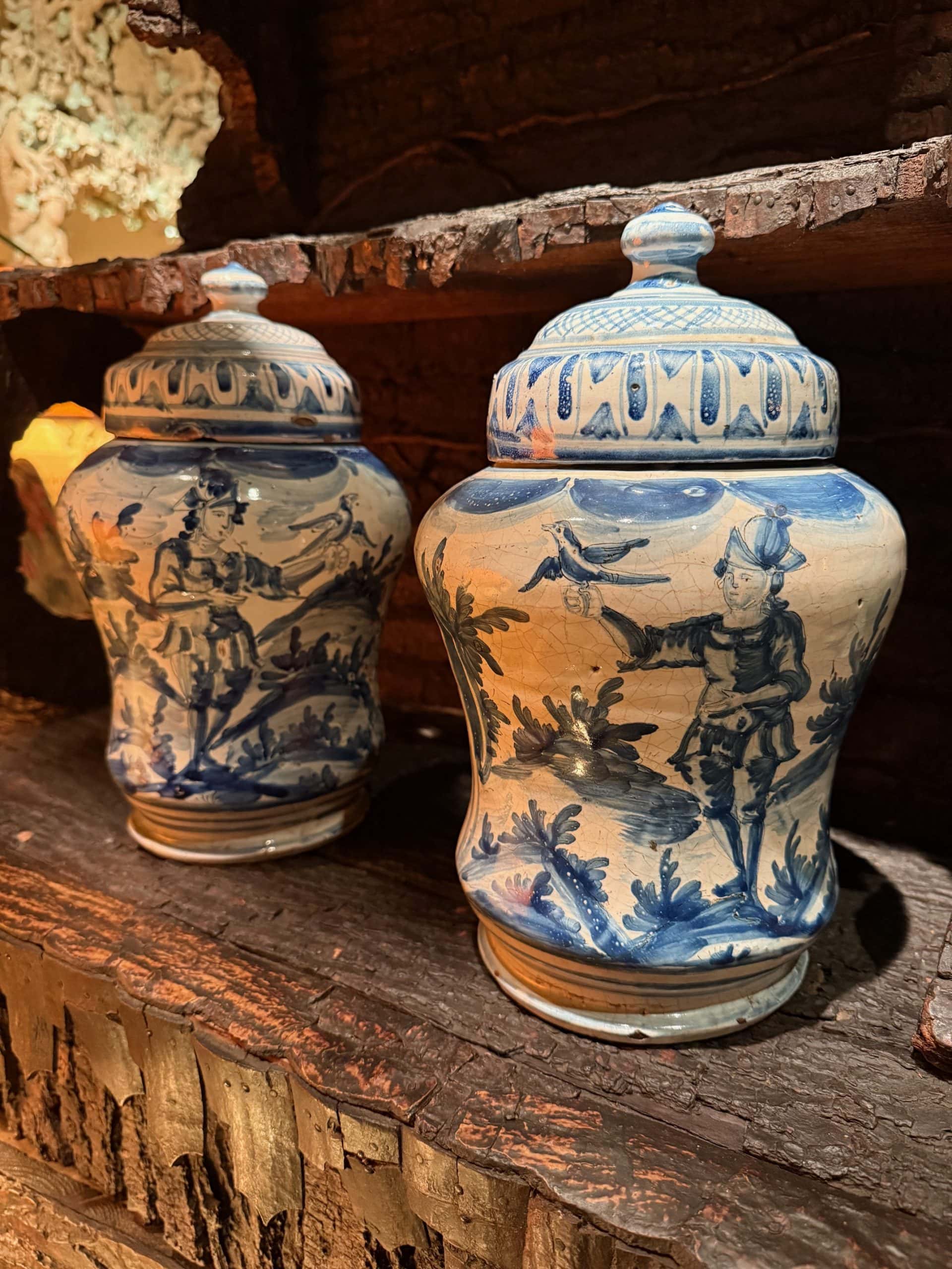 Paire de pots à pharmacie Napolitains en faience blanc-bleu XIXe