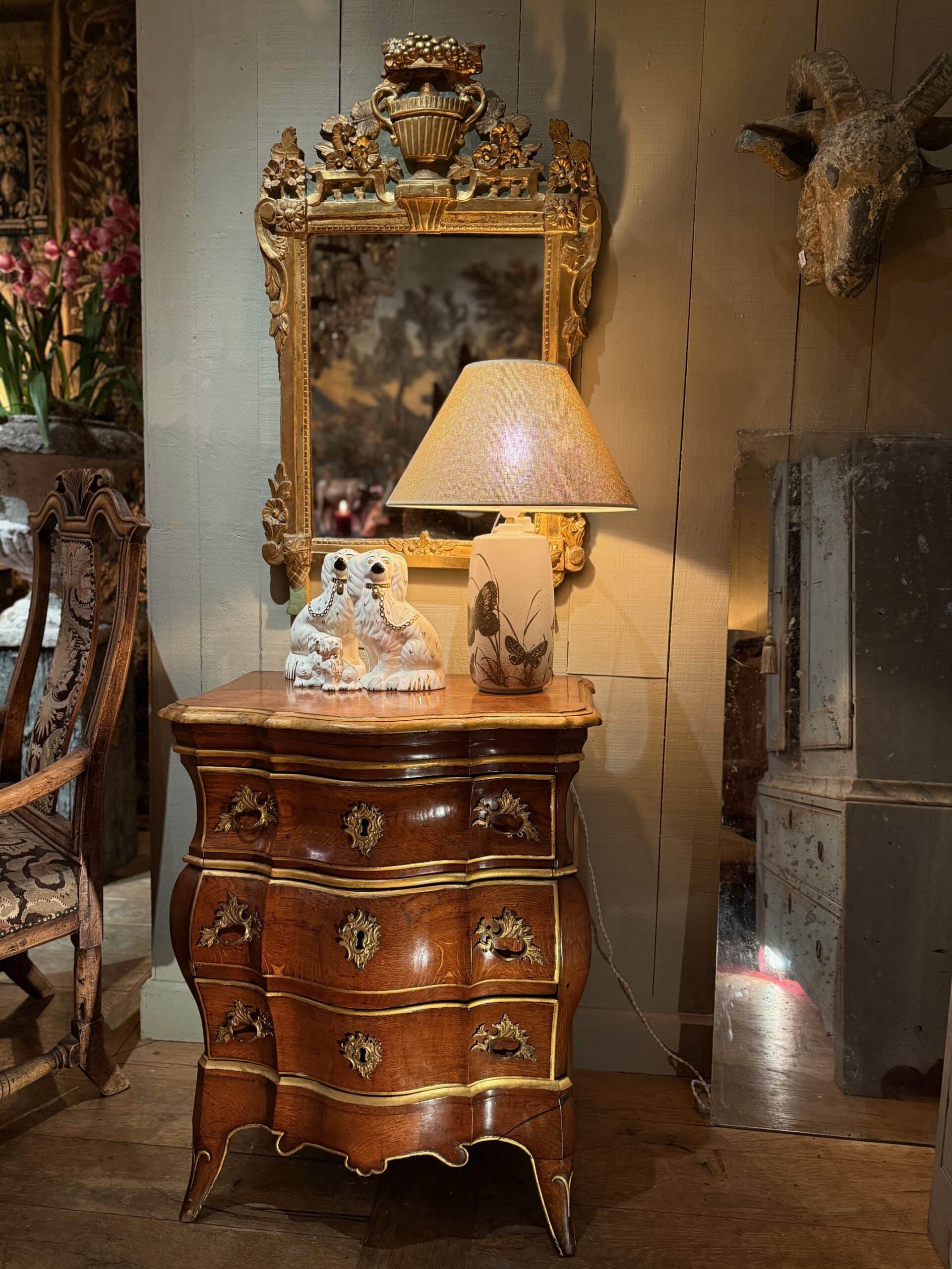 Petite commode baroque danoise en bois naturel réhaussé de feuille d’or  ca.1750