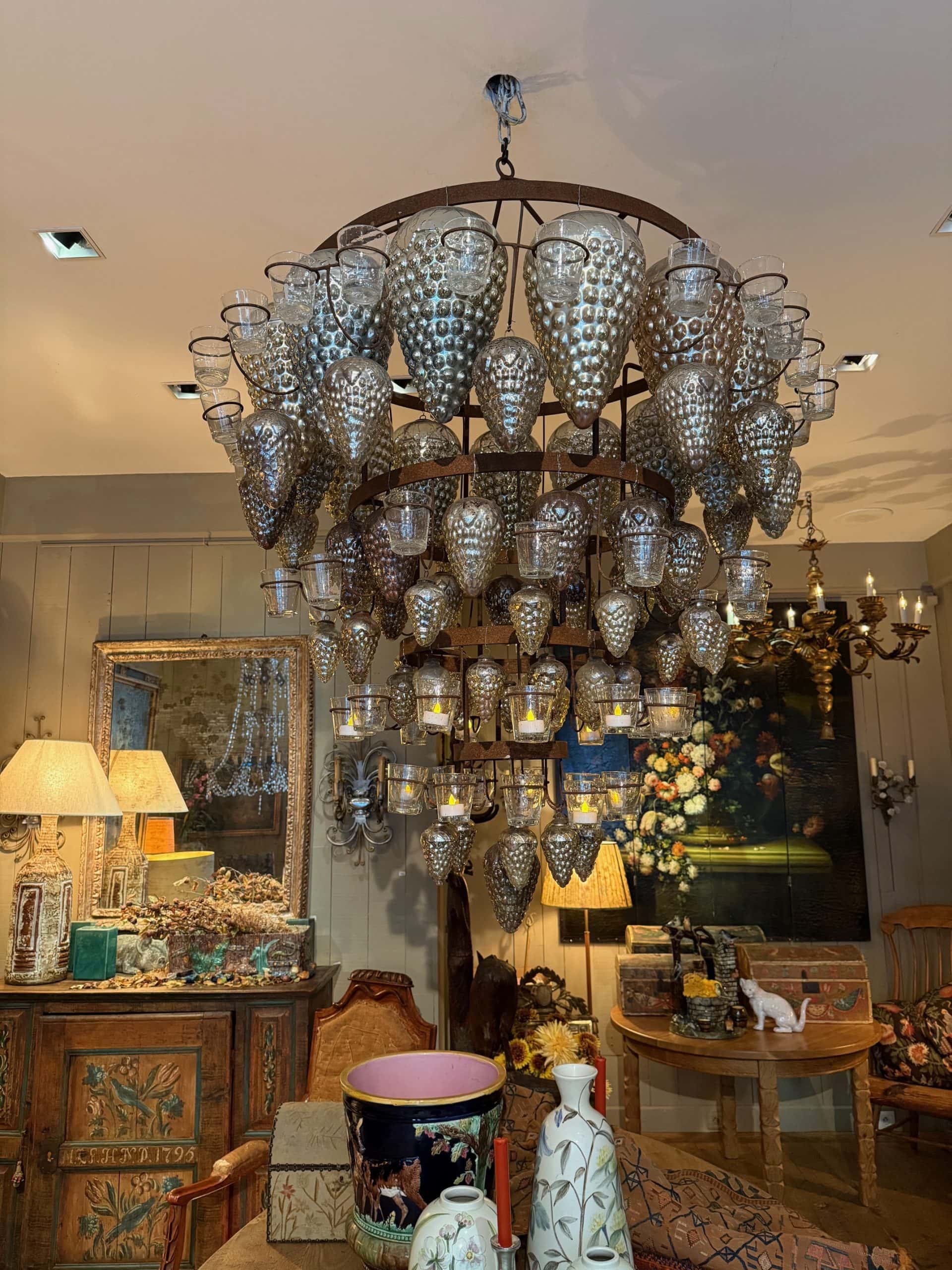 Importante suspension aux lumignons & grappes de raisins en verre soufflé argenté ca.1900