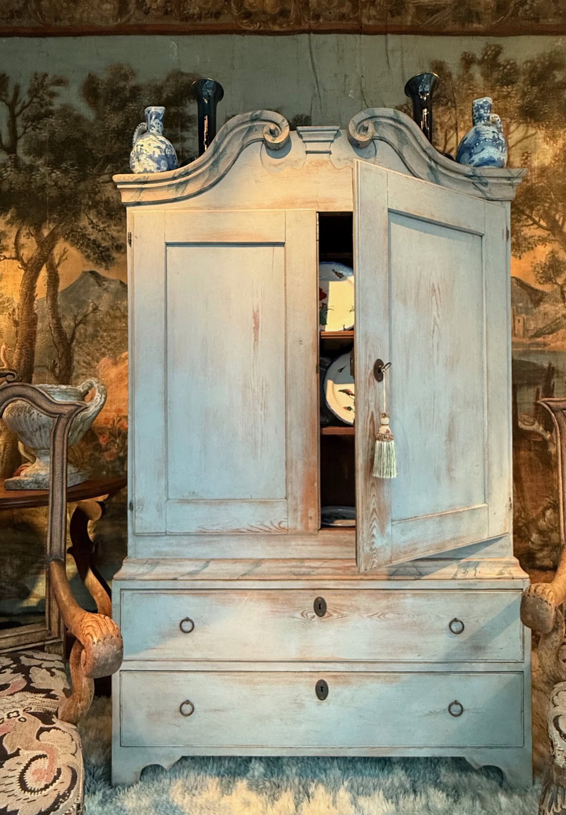 Un buffet Baroque en bois peint décor faux-marbre bleu ciel – Suède Ca.1800
